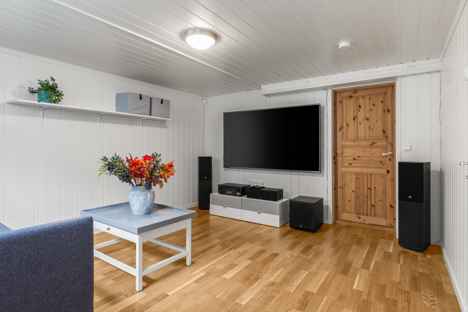 I tillegg til hovedstuen i første etasje, finner du en koselig kjellerstue som passer perfekt som tv-rom, ungdomsrom eller et sted barna kan trekke seg tilbake med venner. Galleribilde