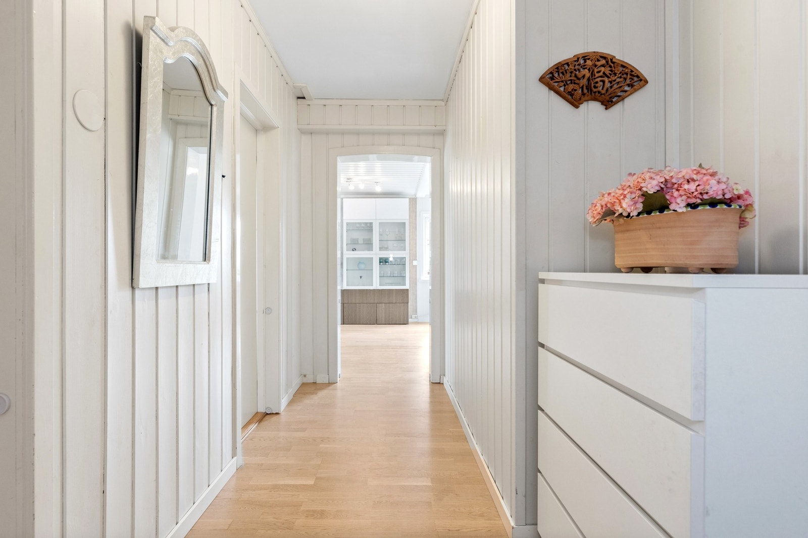 Her ønskes du velkommen til en romslig og funksjonell halvpart av en horisontaldelt tomannsbolig. Galleribilde