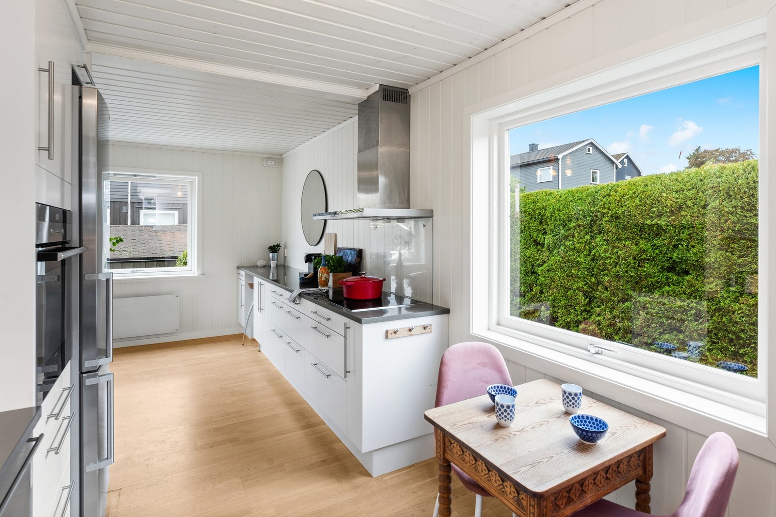 De integrerte hvitevarene gjør det enkelt å holde orden, og den store induksjonstoppen gir rikelig plass til matlaging for hele familien. Galleribilde