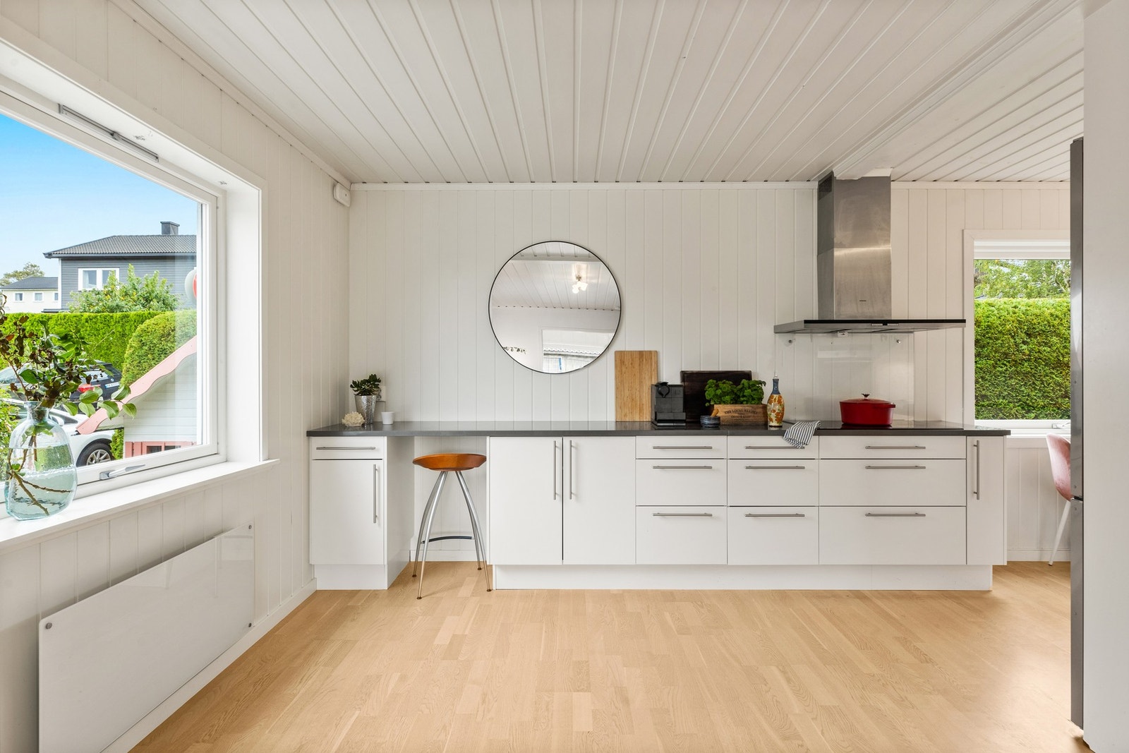 Det er kjøkkenventilator med avtrekk ut. Galleribilde