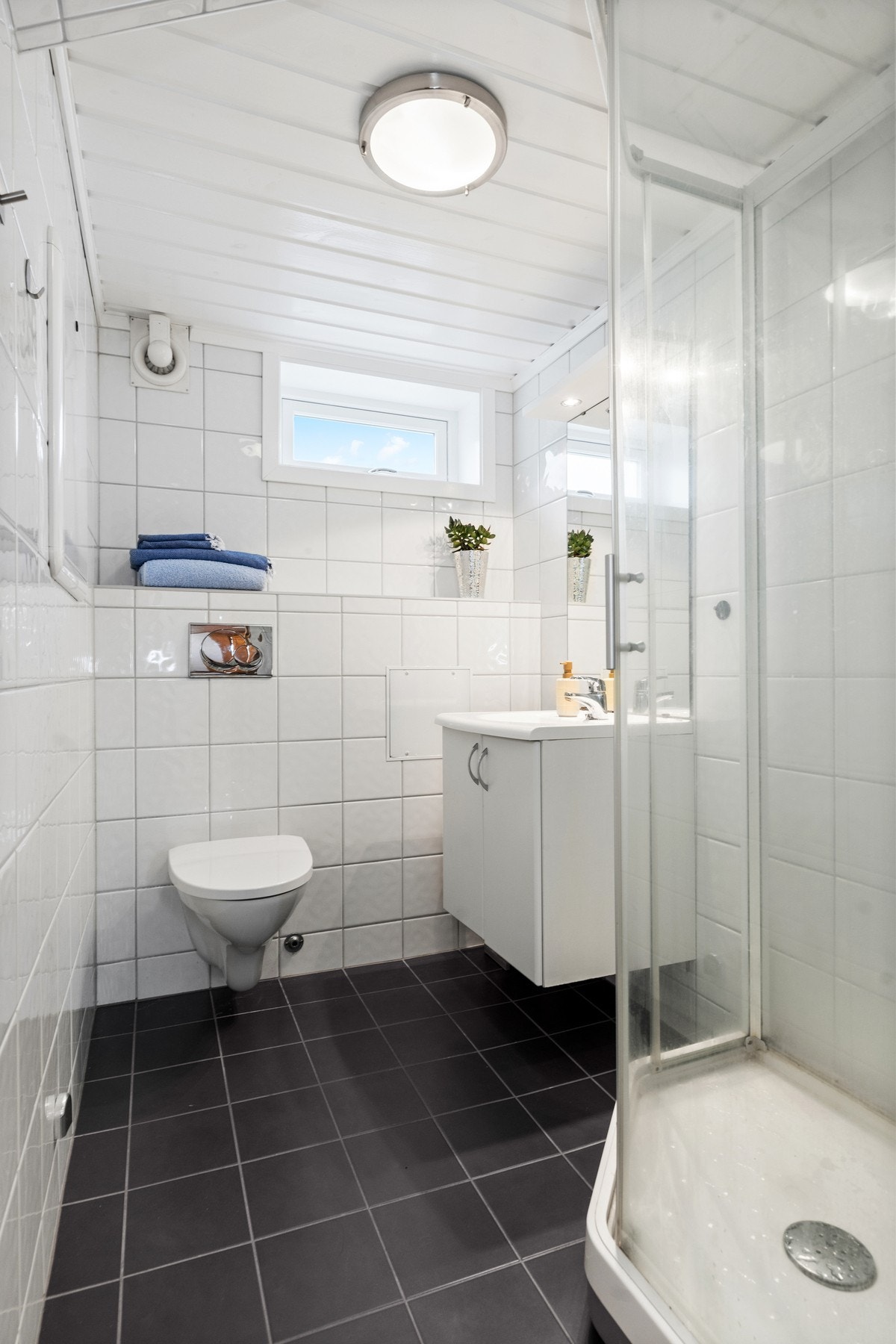 I kjelleren ligger familiens andre bad, pusset opp i 2010. Galleribilde