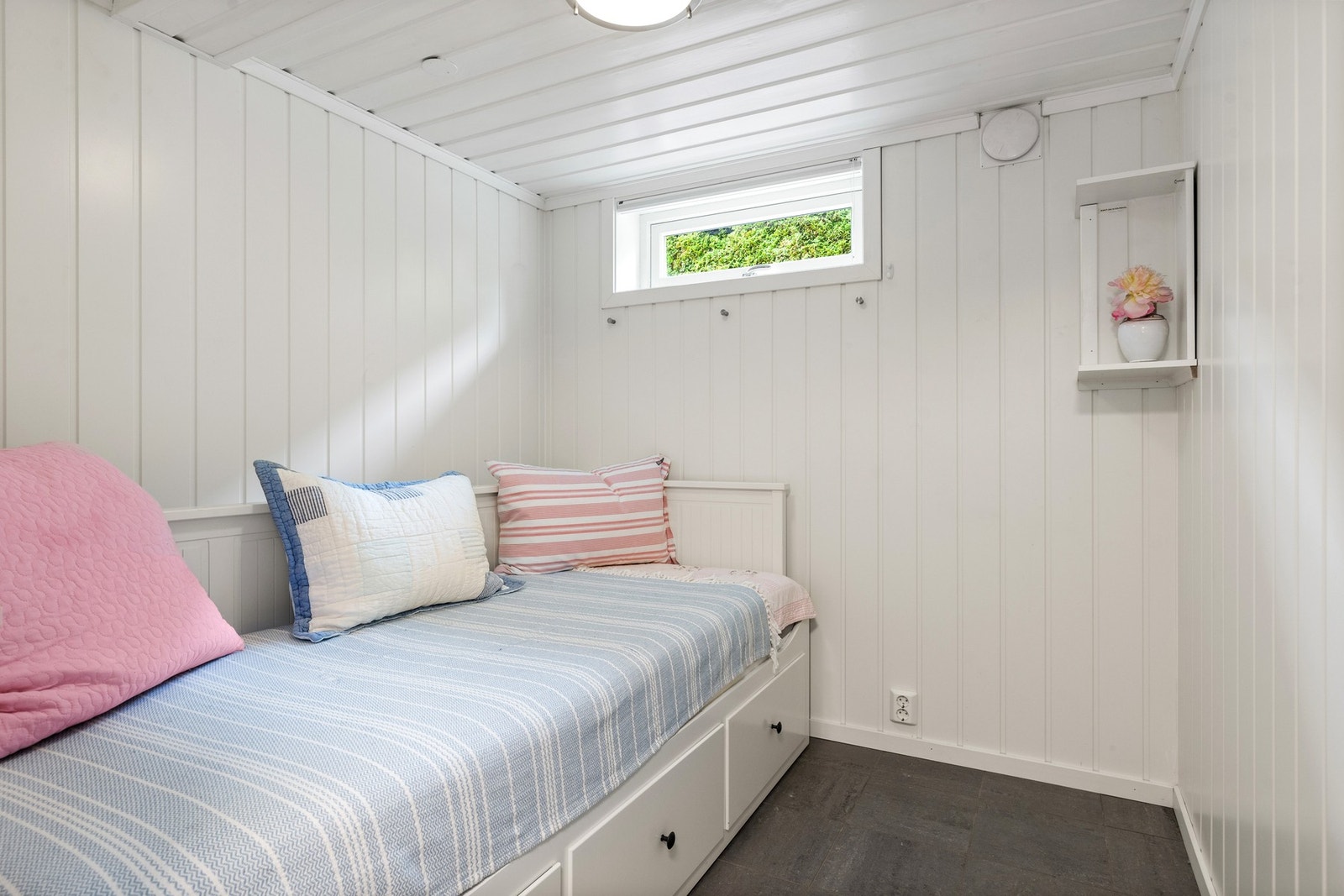 Dette rommet har for lite vindu til at rommet vil bli godkjent for varig opphold. På opprinnelige byggetegninger er rommet definert som "Matbu". Galleribilde