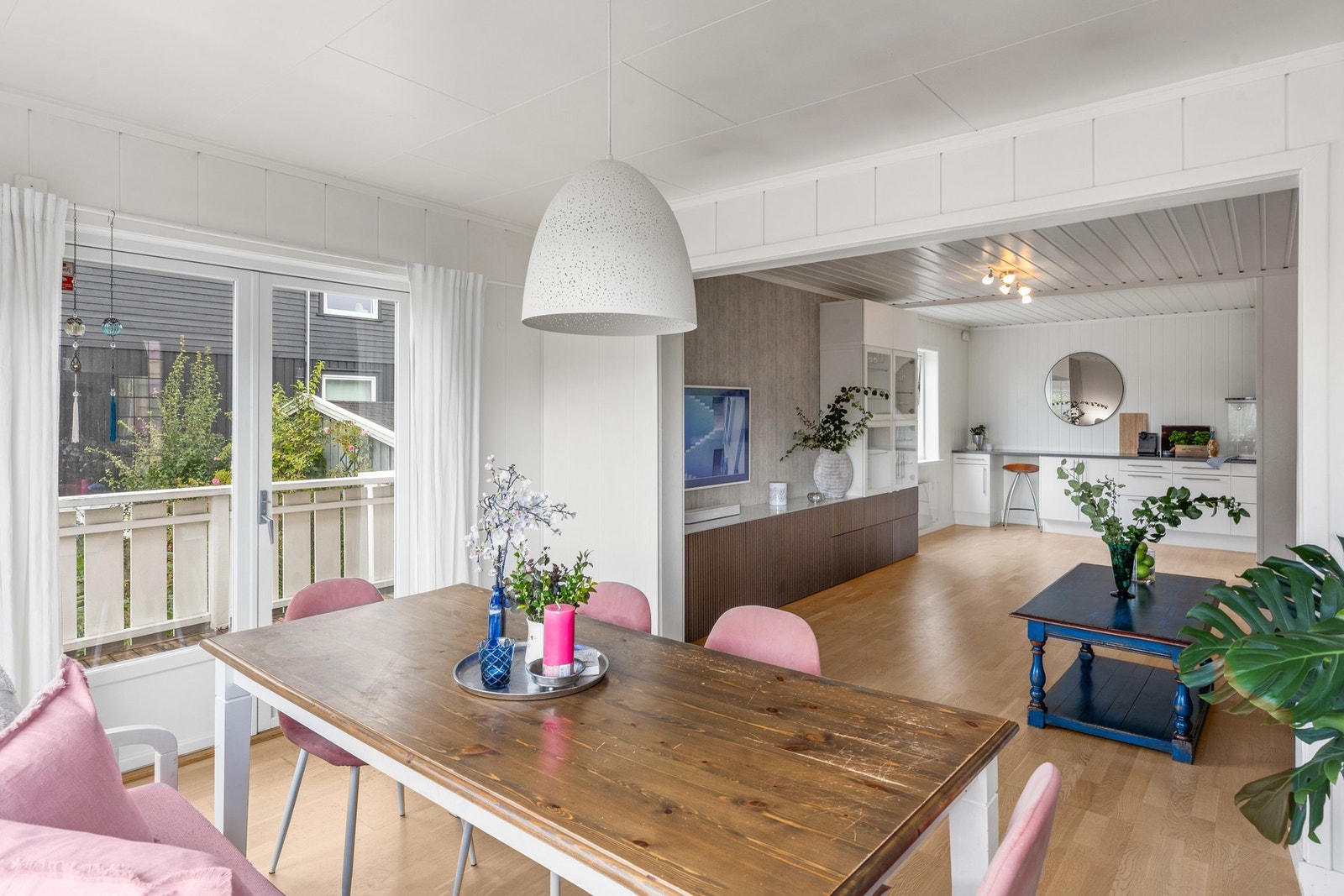 Hjemmets naturlige samlingspunkt er det lyse og romslige allrommet. Galleribilde