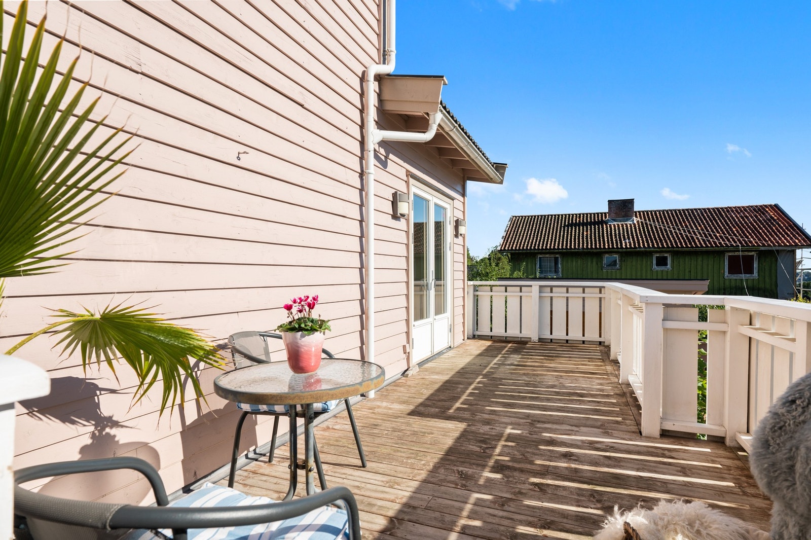 Den solrike uteplassen er et naturlig samlingspunkt for familien gjennom sommeren. Galleribilde