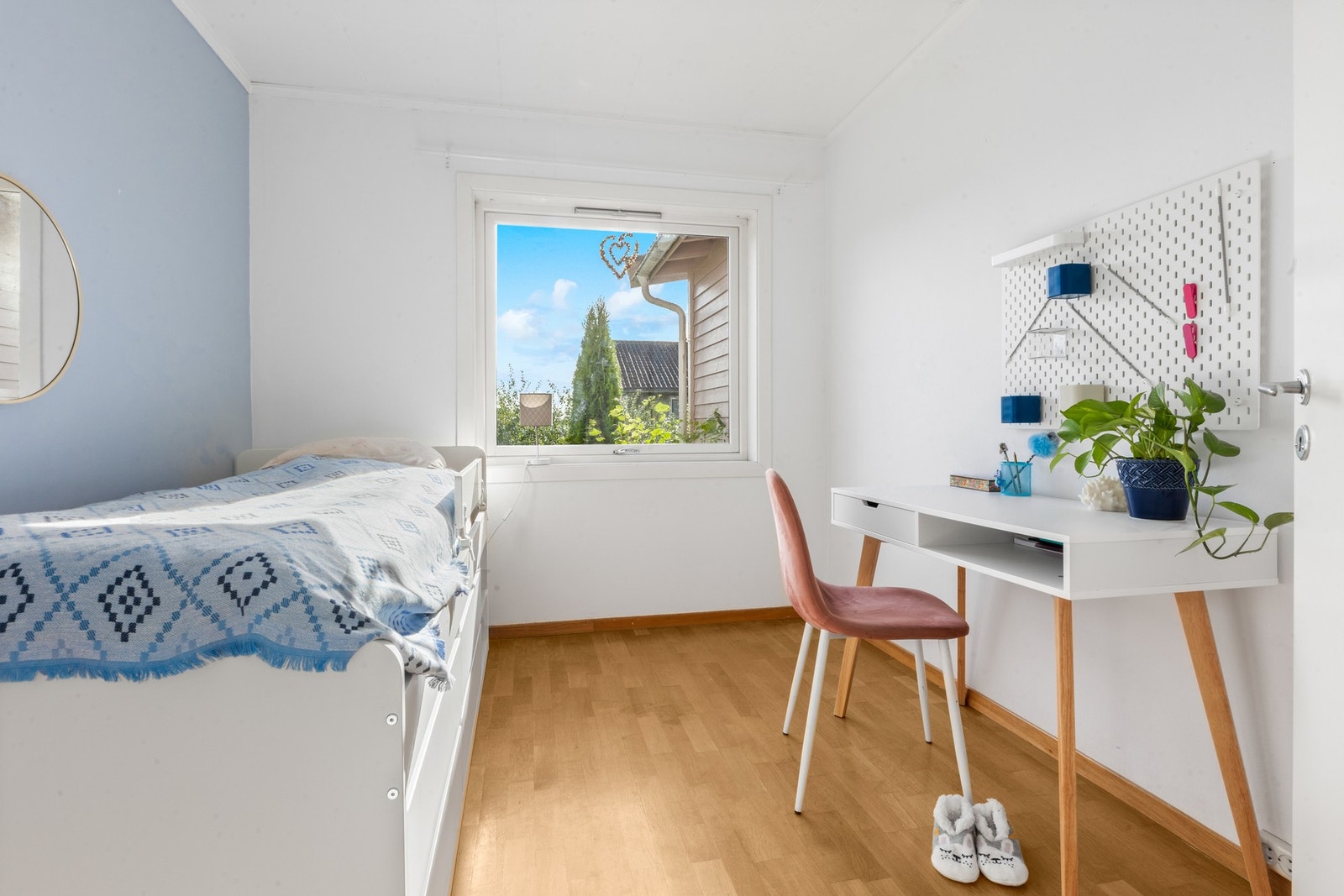 To av soverommene ligger i første etasje. Galleribilde