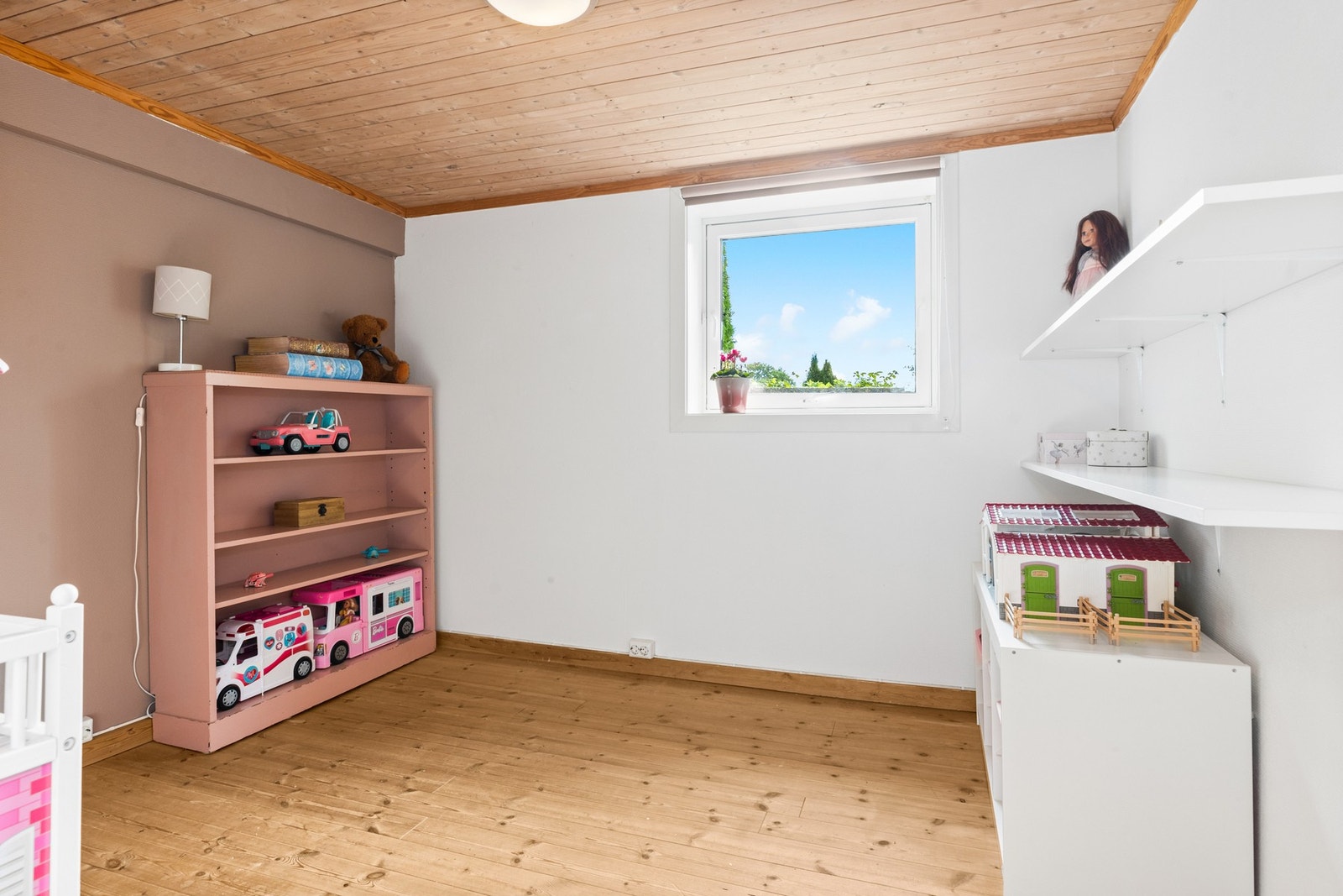 Oppholdsrommene i kjelleren skulle vært bruksendret fra tilleggsdel til hoveddel. Kjøper påtar seg risikoen både for fremtidig bruk, eventuelle pålegg, og risikoen og konsekvensen for bruken. Galleribilde