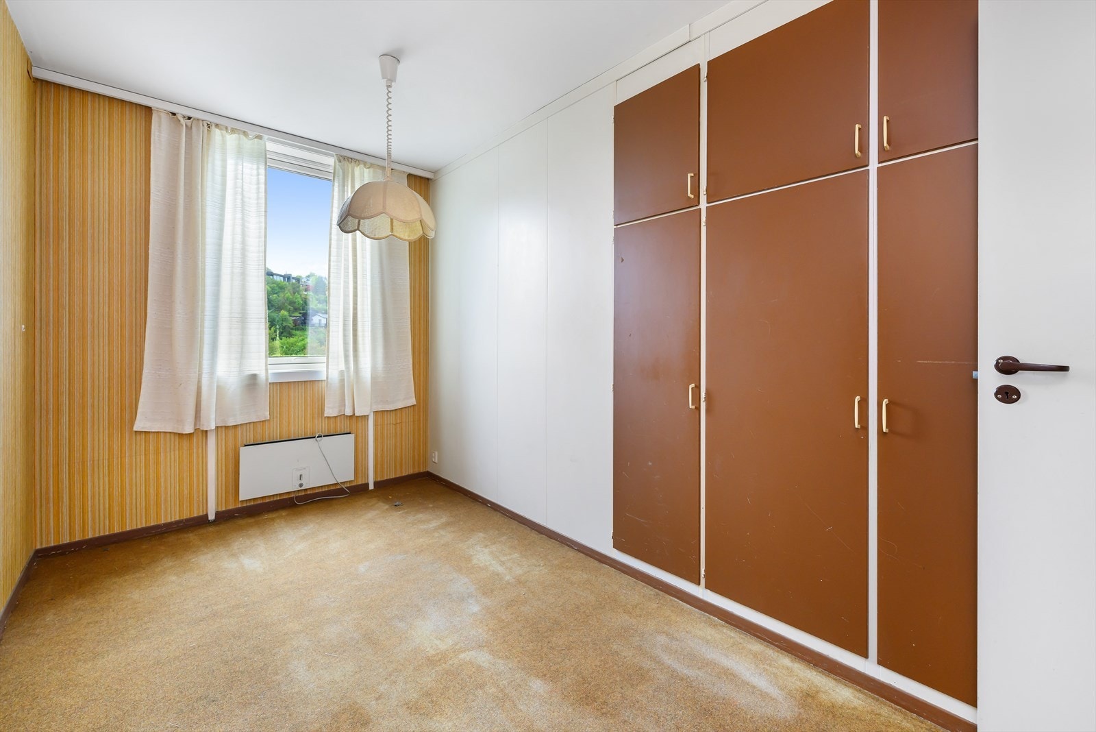 Soverom 2 har også stedsbygde skap Galleribilde