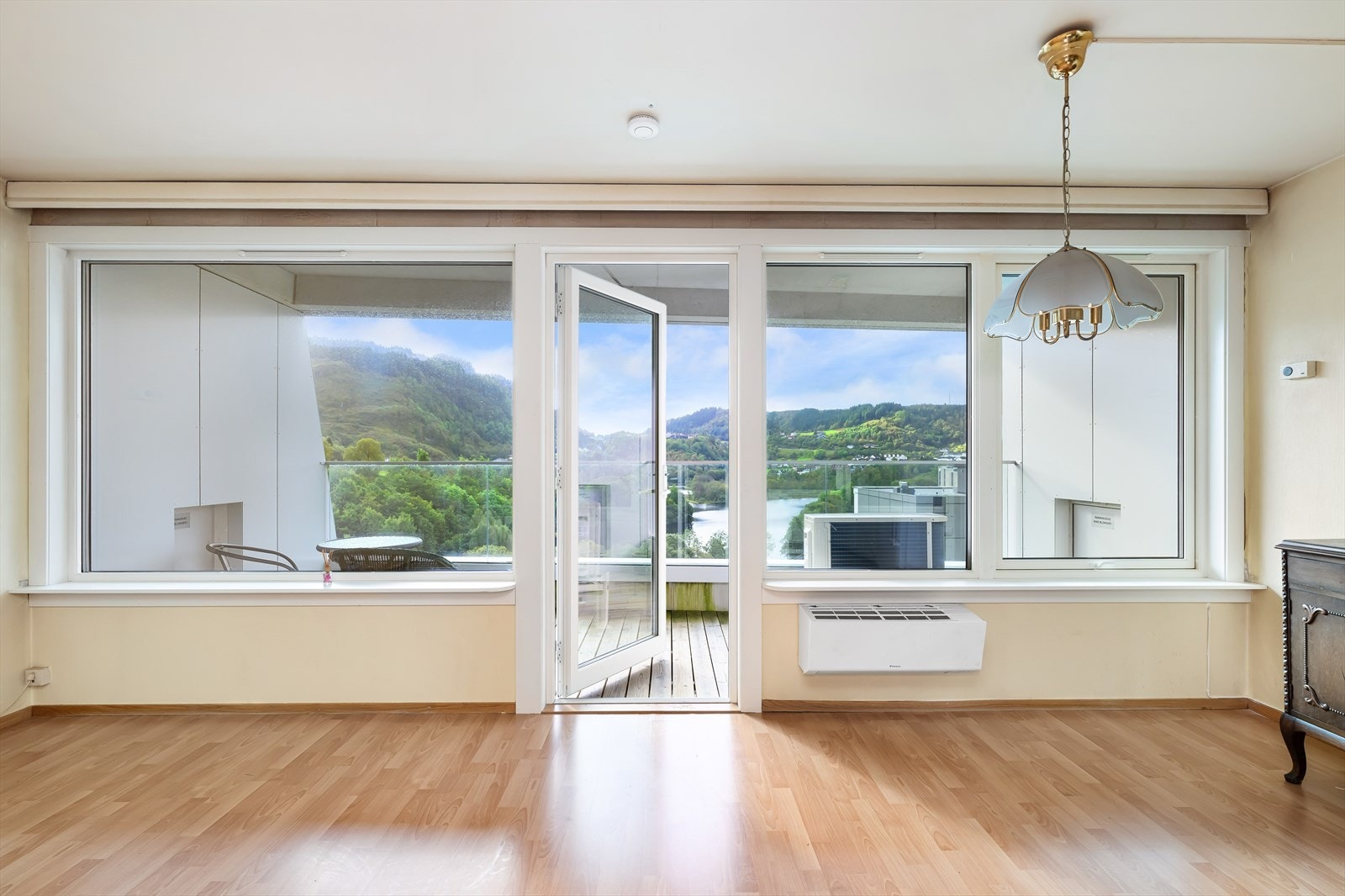 Utgang til altan fra stuen Galleribilde