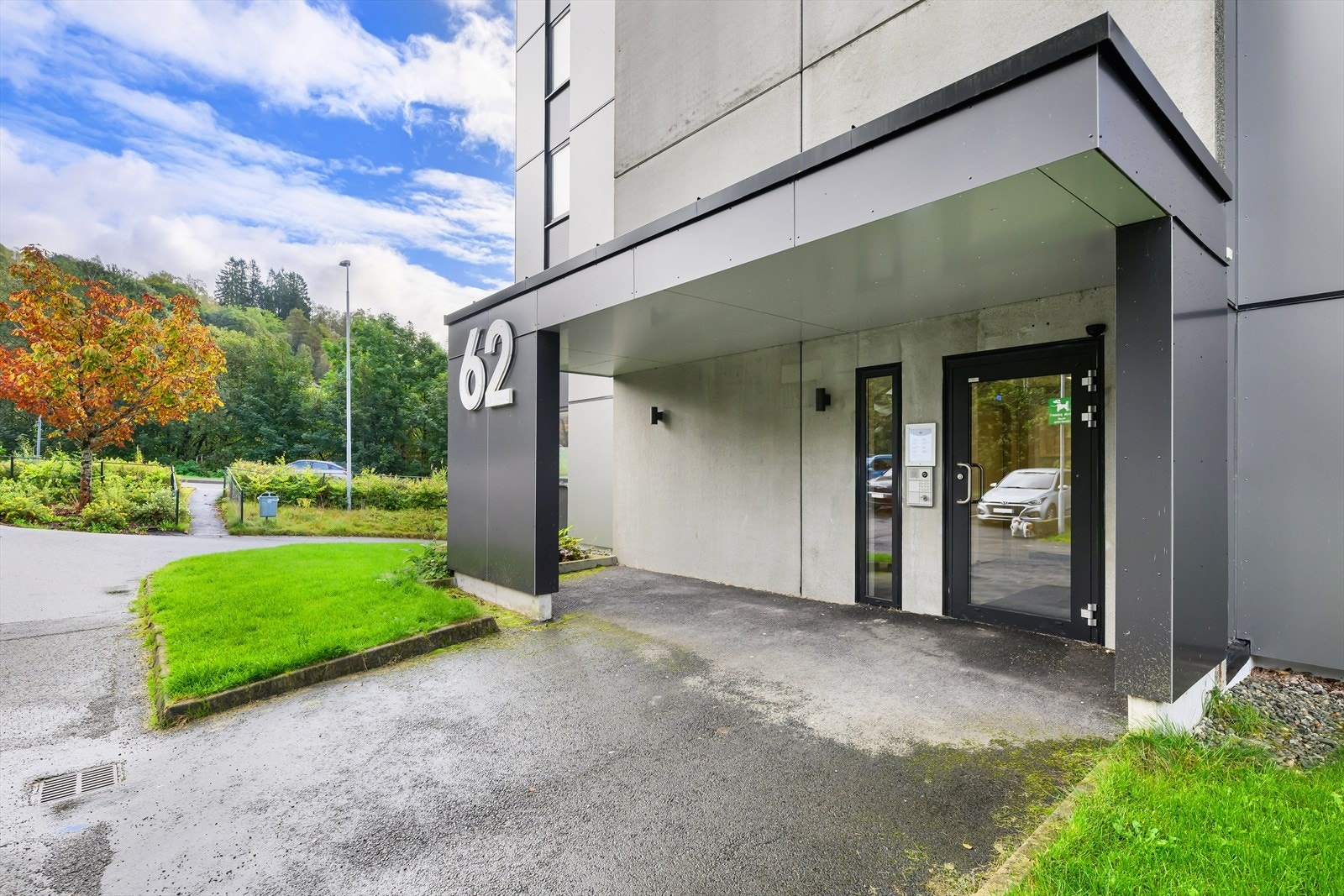 Inngangspartiet med dørtelefon Galleribilde