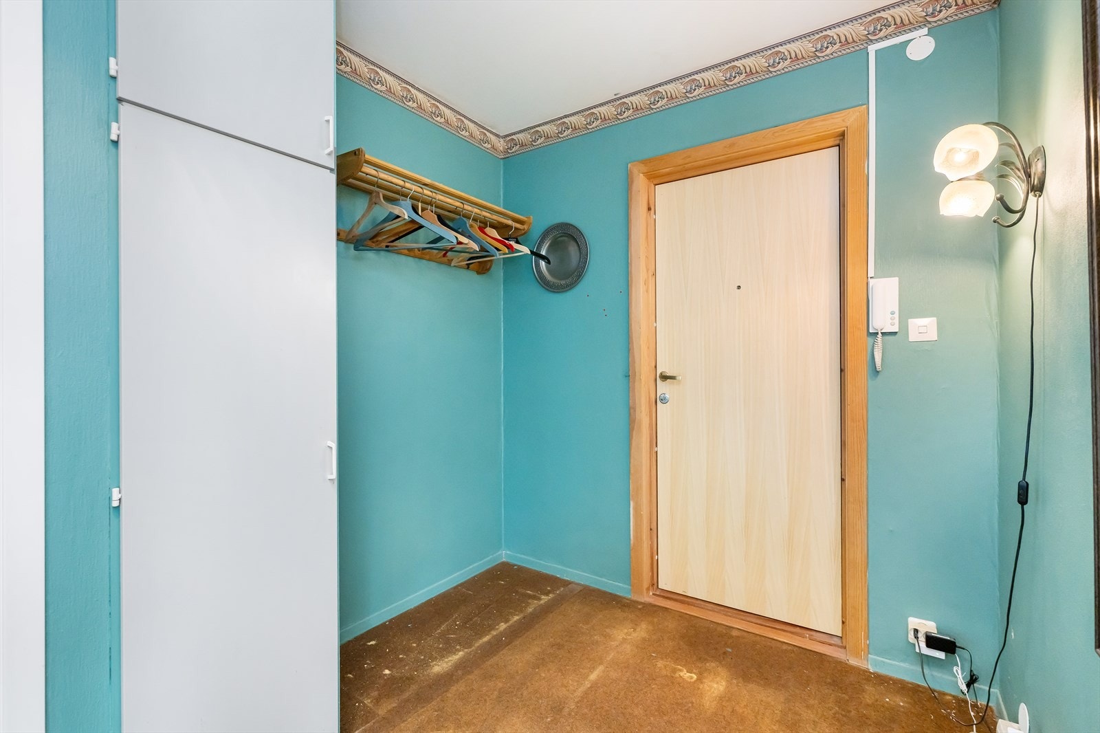 God plass til yttertøy og sko i hallen Galleribilde