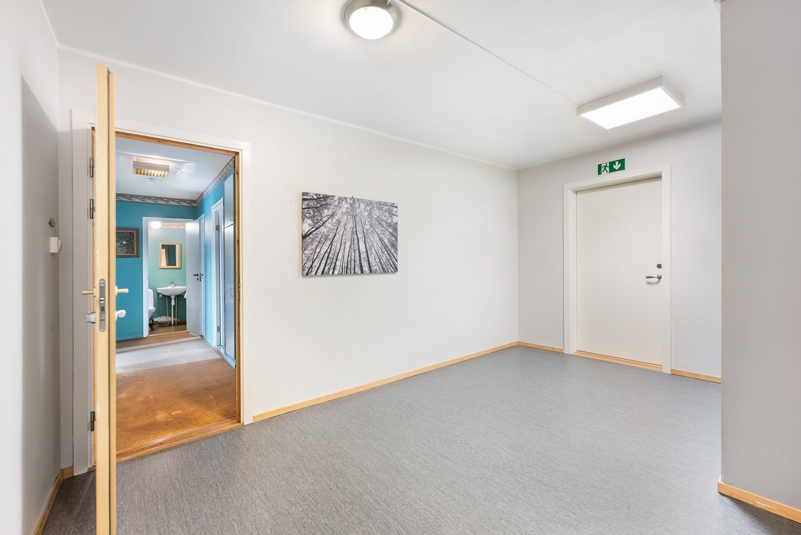 Fellesgangen er lys og romslig Galleribilde