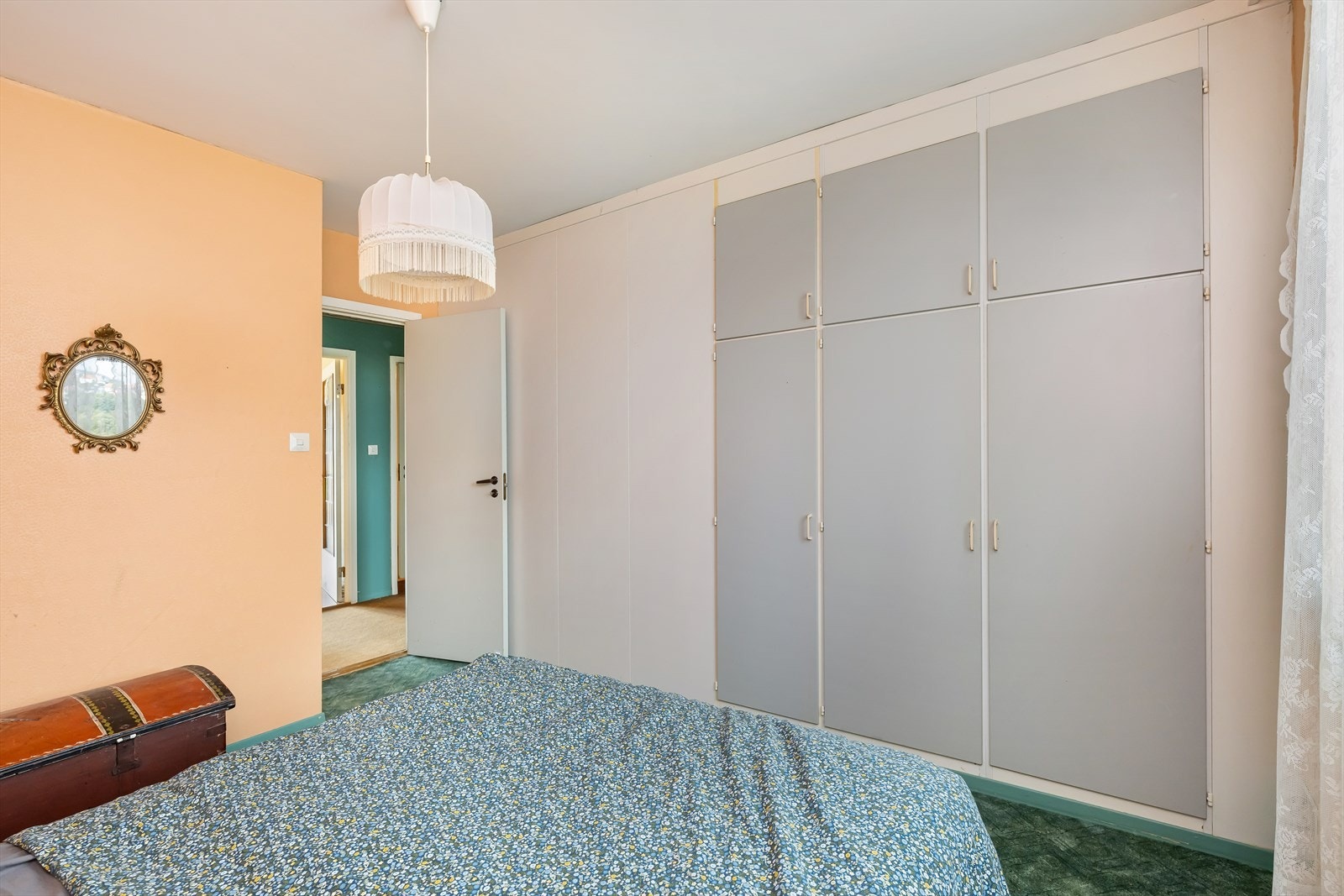 Hovedsoverom med stedsbygde skap. Galleribilde