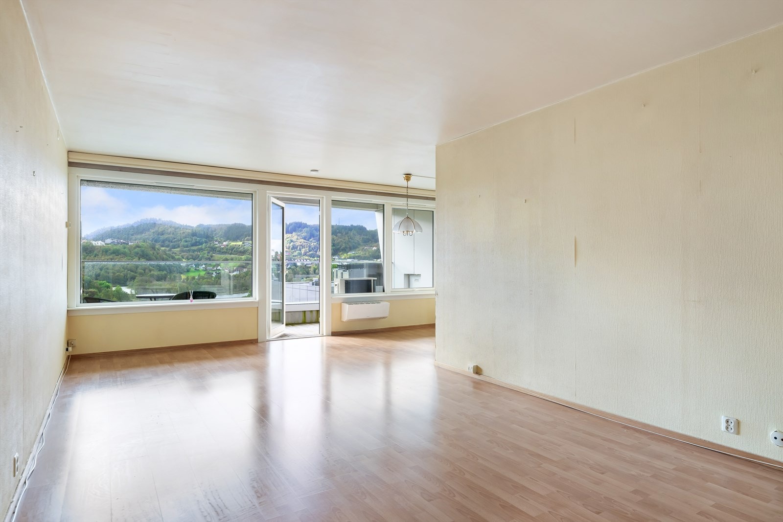 Stuen er avlang som gjør det enkelt å møblere Galleribilde