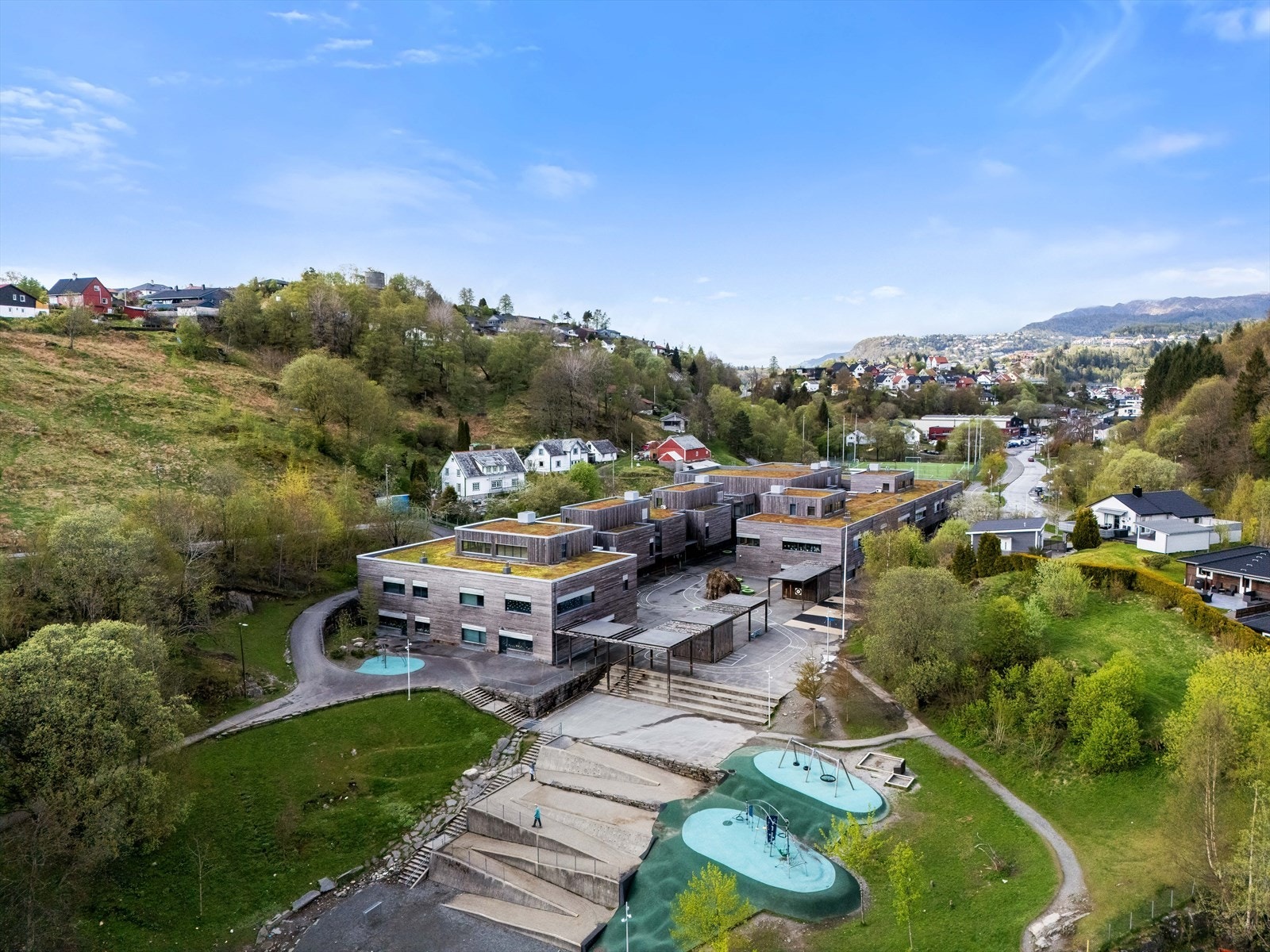 Ulsmåg barneskole med utearealer Galleribilde