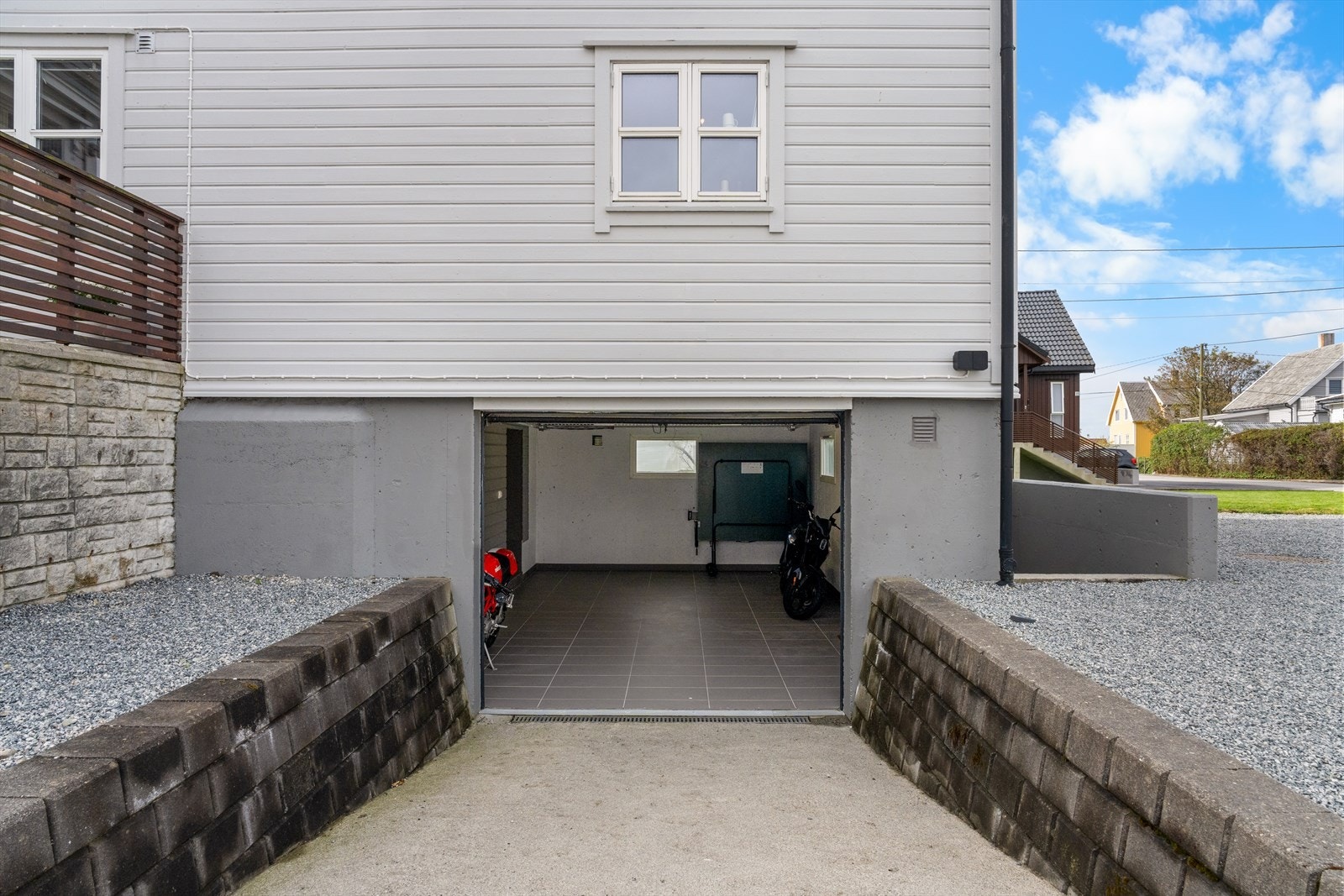 Innebygd garasje med elektrisk portåpner. Galleribilde