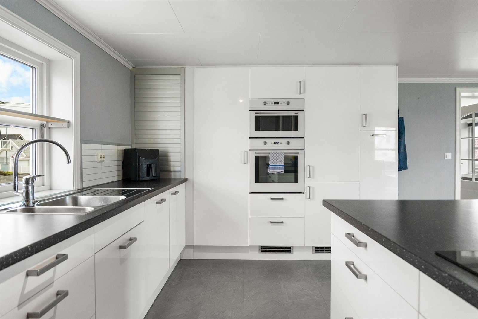 Integrerte hvitevarer som kjøl/fryseskap, oppvaskmasin, stekeovn, mikrobølgeovn og steketopp. Galleribilde