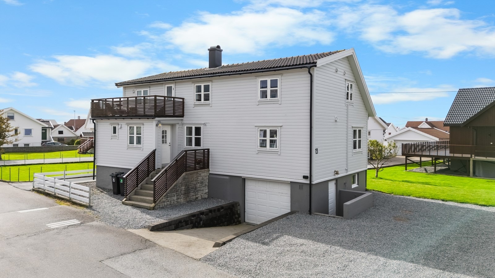 Praktisk gårdsrom med gode parkeringsmuligheter, samt montert elbil lader i 2023. Galleribilde