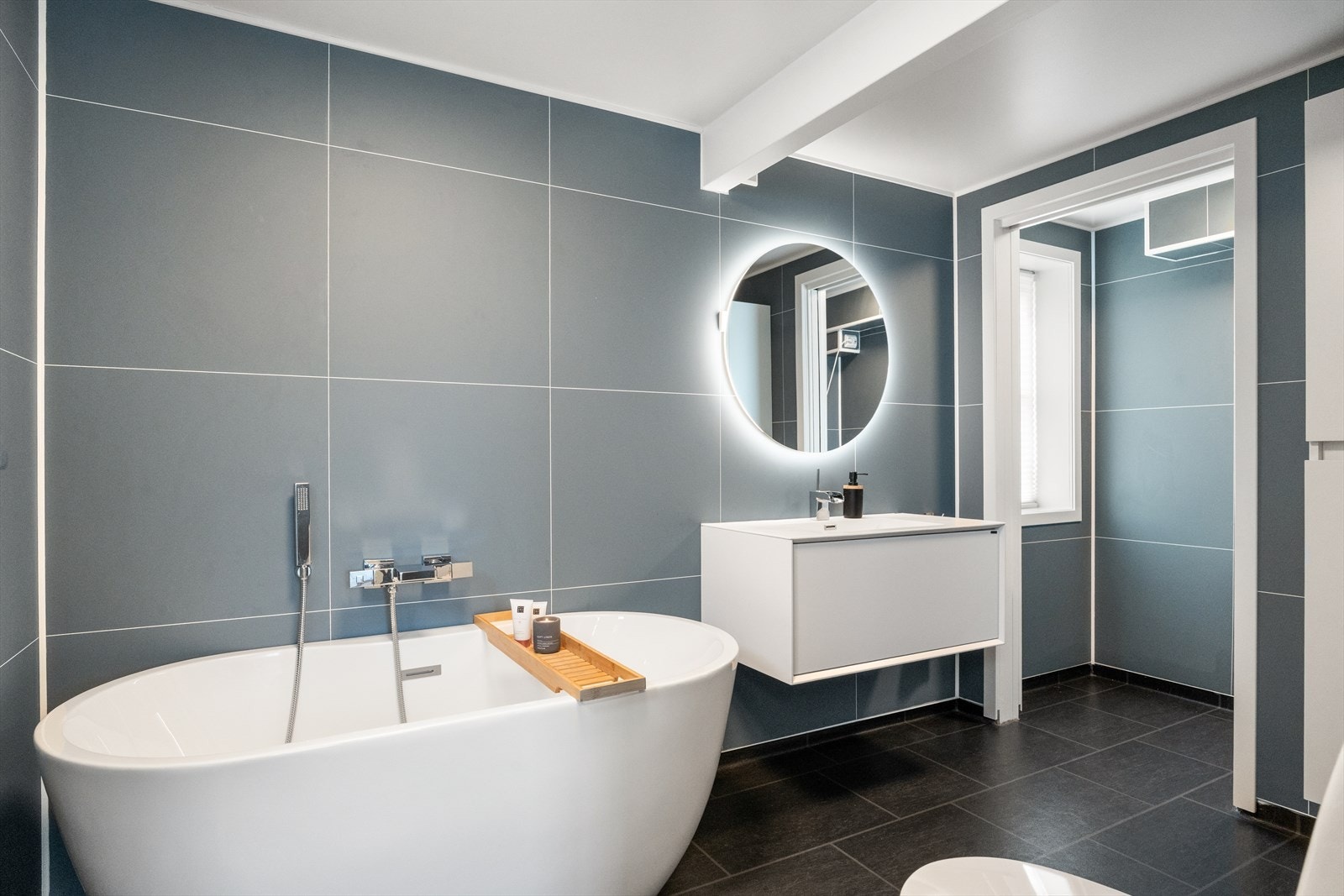 Tiltalende vaskerom/bad med veggplater og vinylbelegg på gulv. Galleribilde