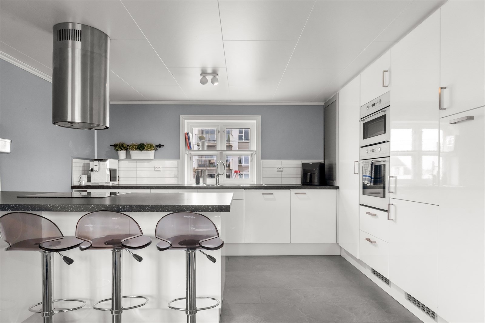 Kjøkkeninnredning har glatte fronter og benkeplate i laminat. Ellers god skap- og benkeplass til det en skulle trenge. Galleribilde