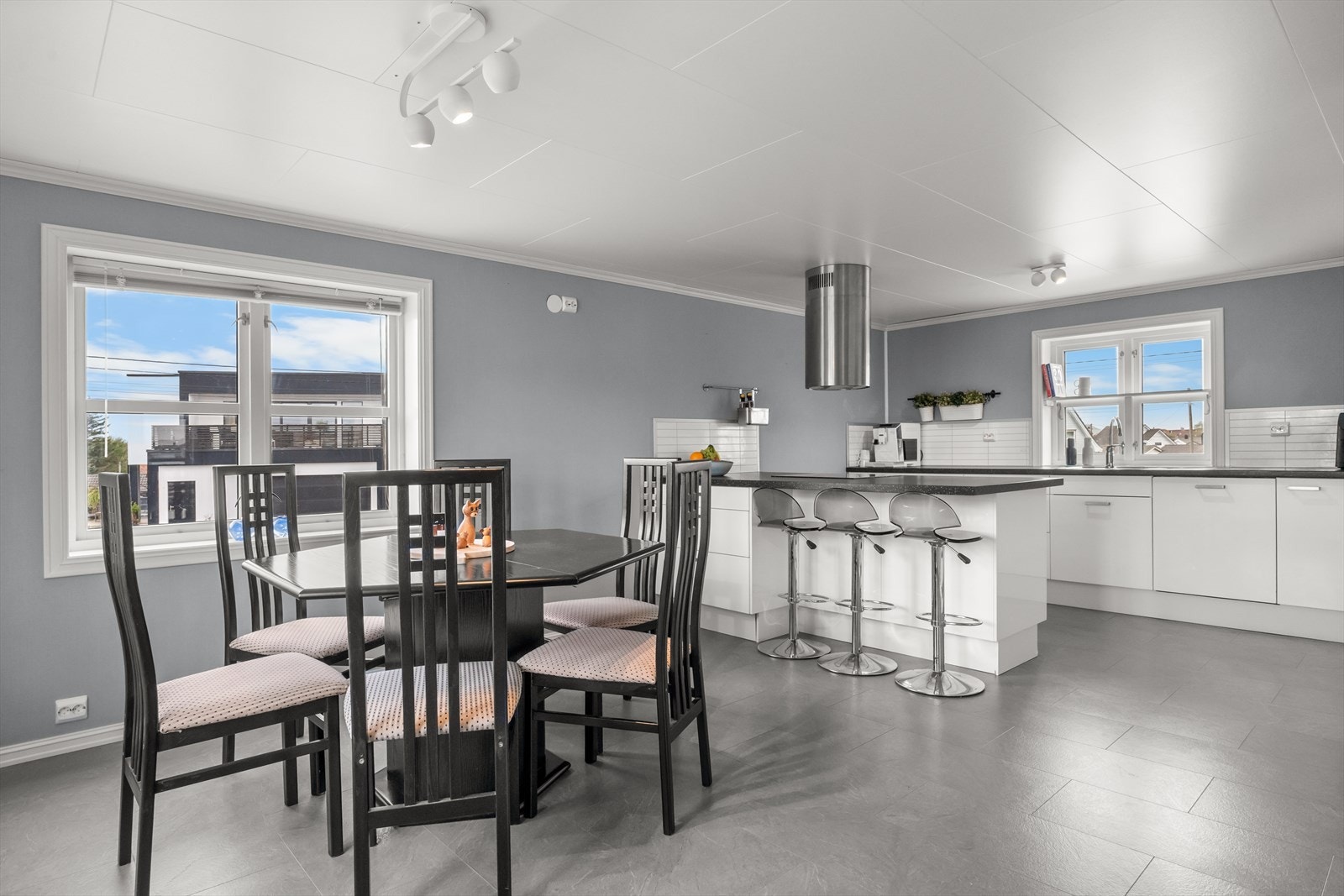 Stort kjøkken fra 2012 med god plass til spisegruppe. Galleribilde