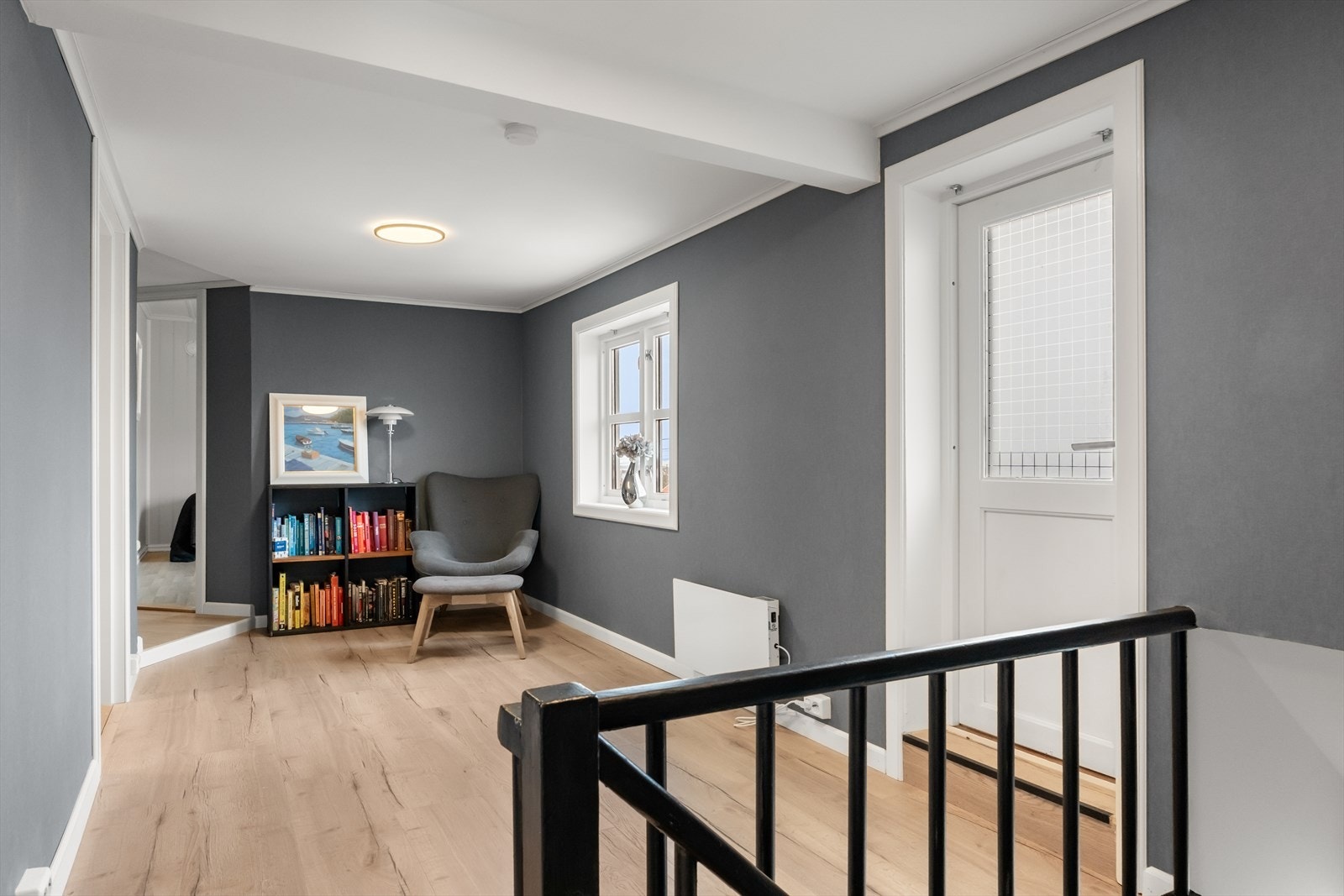 Gang på loft med utgang til herlig altan mot øst. Galleribilde