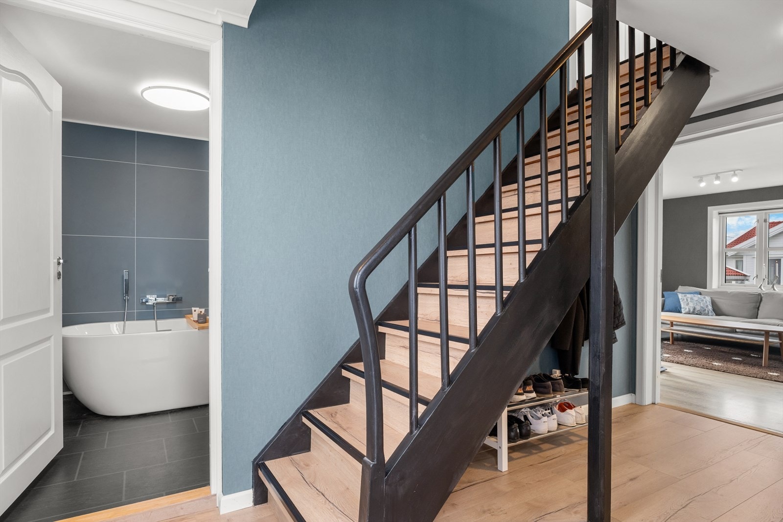 Entrè/Gang med trapp til overetasjen. Galleribilde