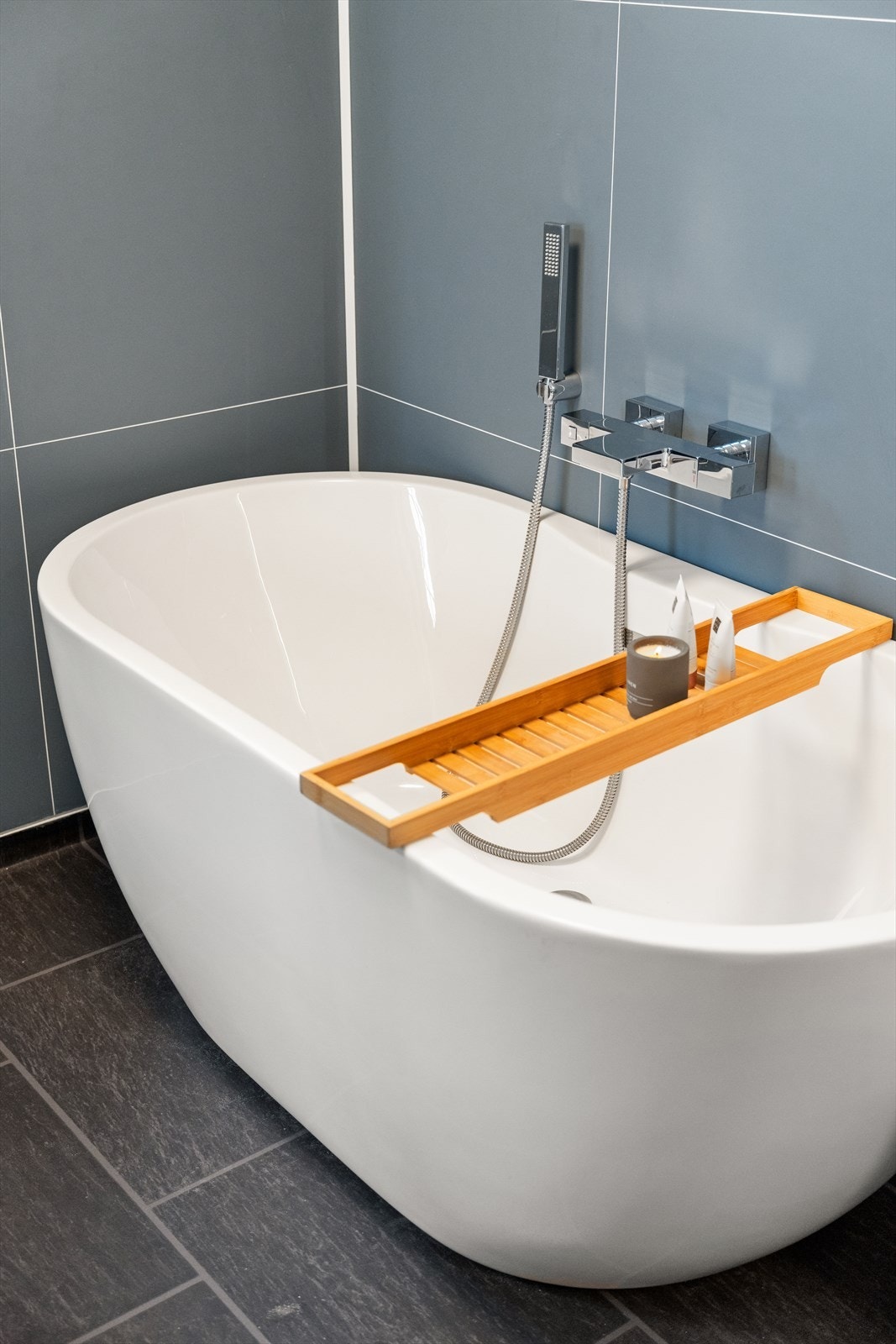 Inneholder innredning m/servant, toalett, badekar og opplegg til vaskemaskin. Varmekabler i gulv. Galleribilde