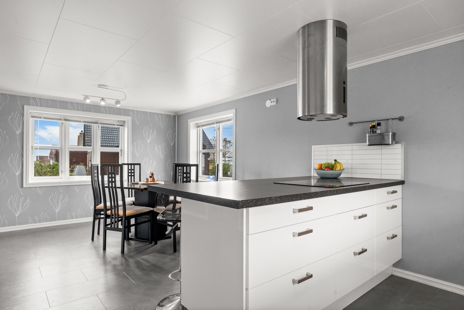 Kjekk kjøkkenøy med barstol løsning. Galleribilde