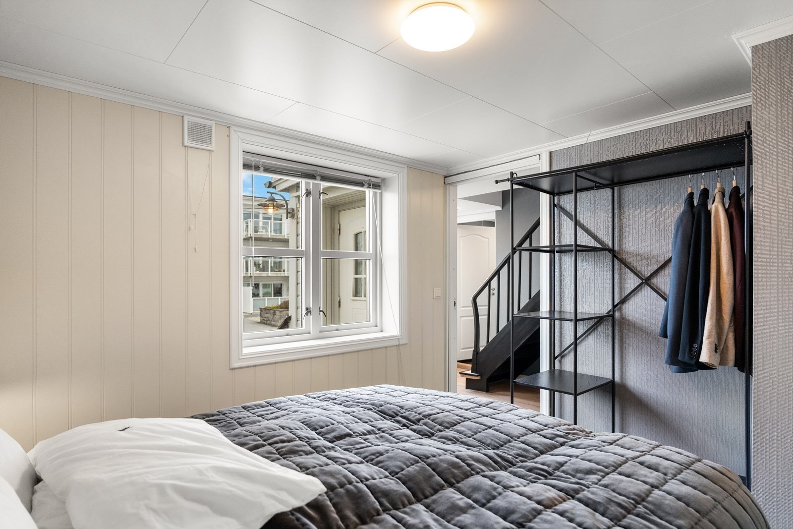 Romslig rom benyttet til soverom - Men godkjent som garderobe. Galleribilde