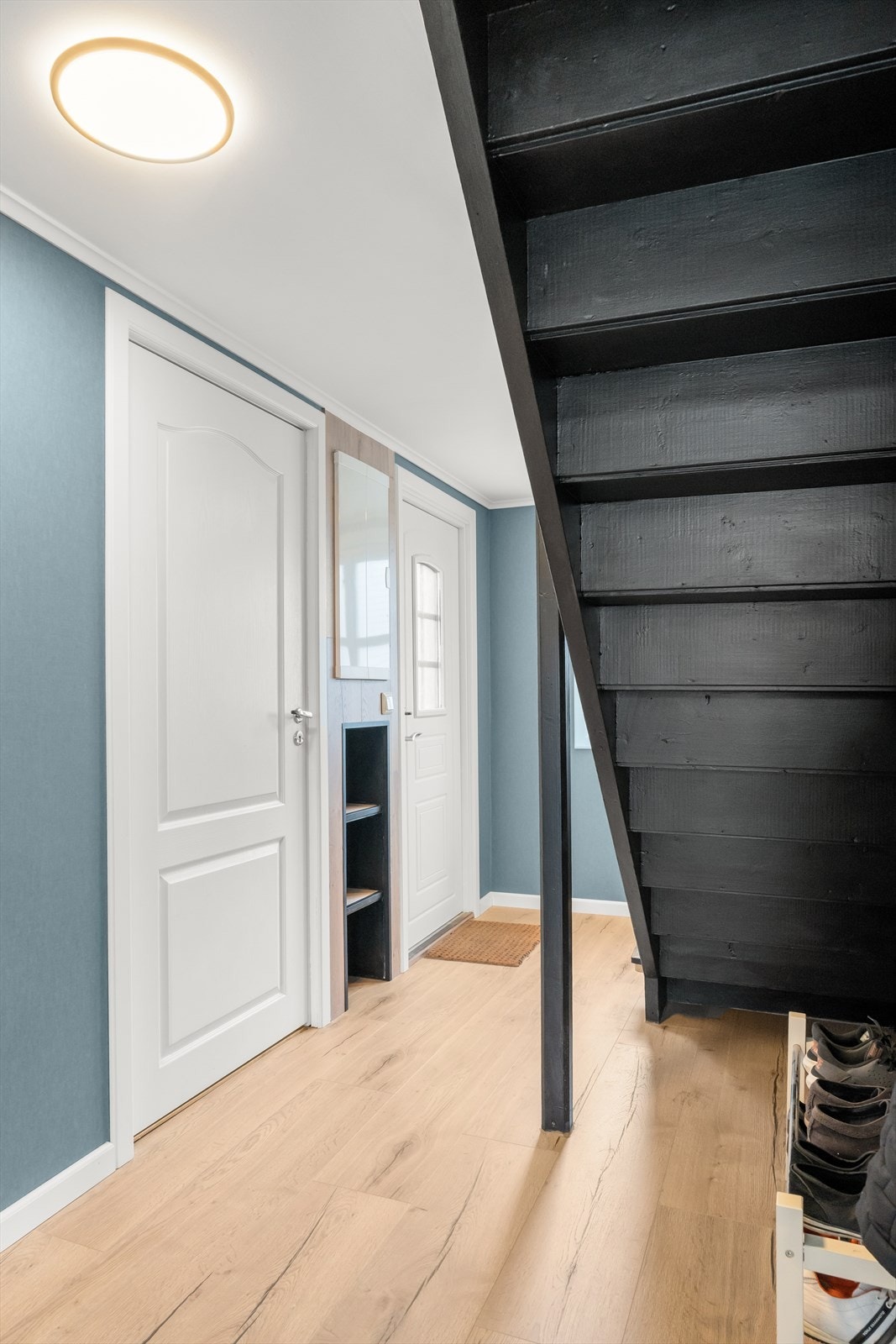 Entrè/Gang har praktisk plass under trapperom til oppheng av yttertøy og plassere sko. Galleribilde