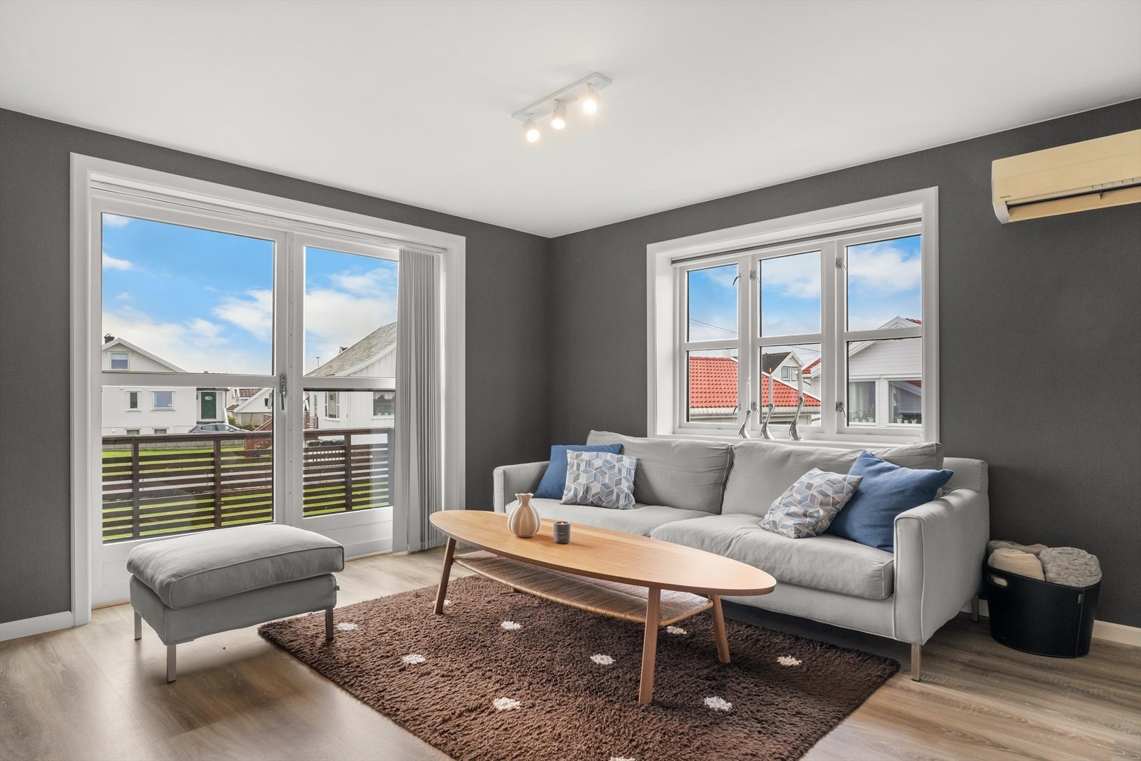 Her har en generøse vindusflater som gir godt med naturlig lysinnslipp, samt utgang til herlig terrasse på Ca. 14 kvm. Galleribilde