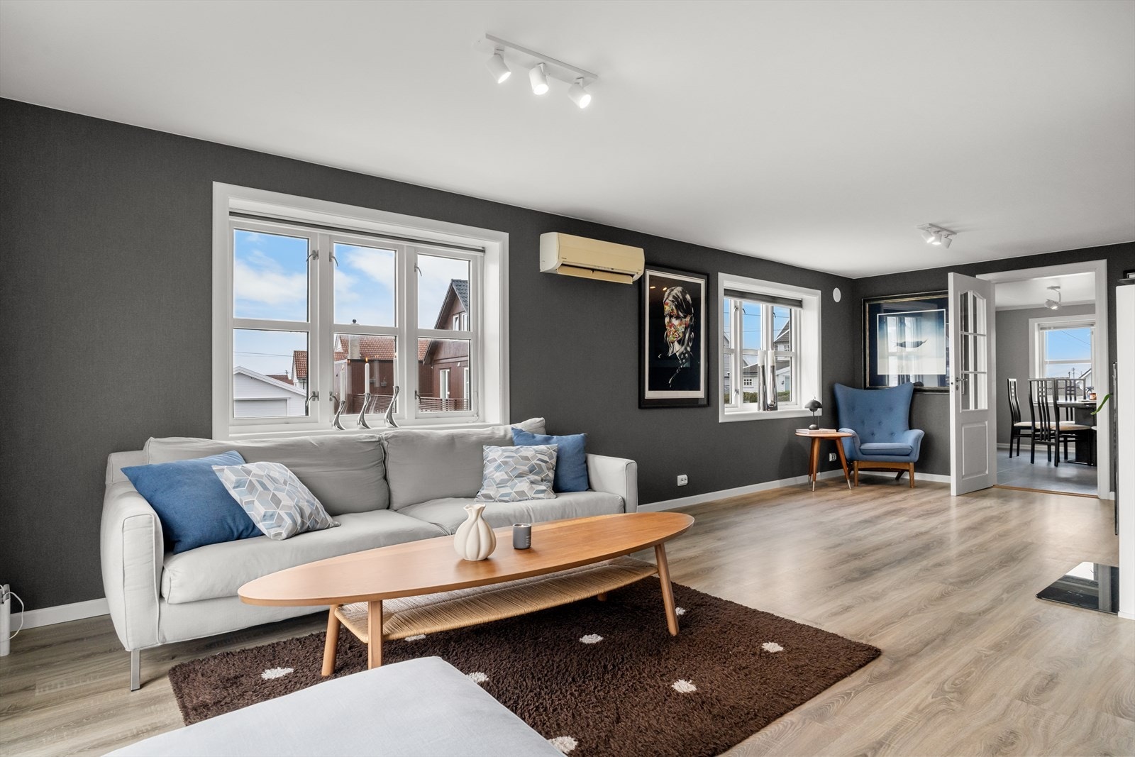 God plass til sittegruppe og tv-benk. Galleribilde