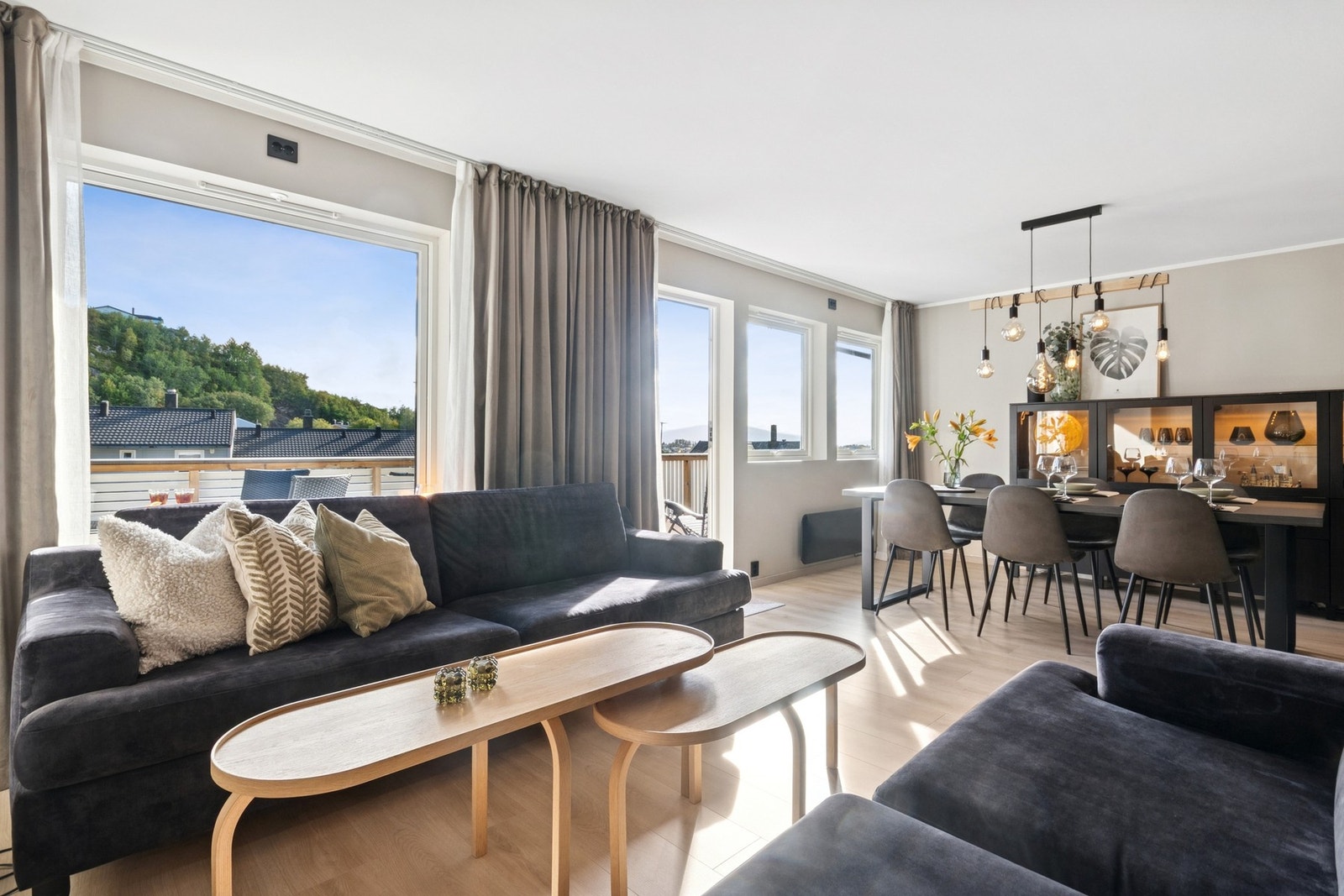 Herlig naturlig lysinnslipp fra store vindusflater og flott utsikt mot byen. Galleribilde