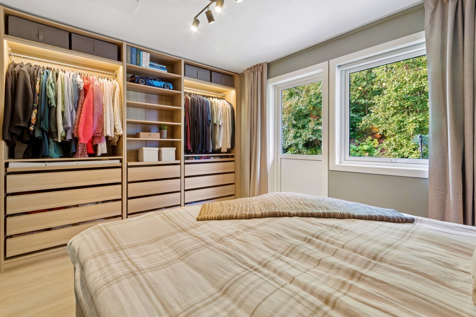 Hovedsoverommet er innredet med plassbygd PAX-garderobe med integrert belysning. Galleribilde