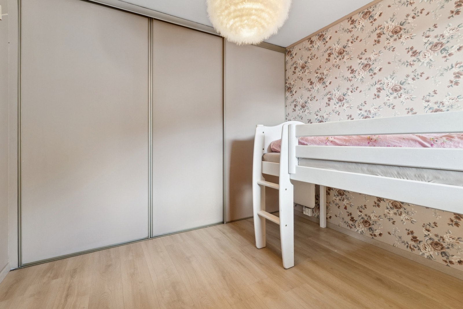 Soverom 3. Skyvedørsgarderobe medfølger handelen. Galleribilde