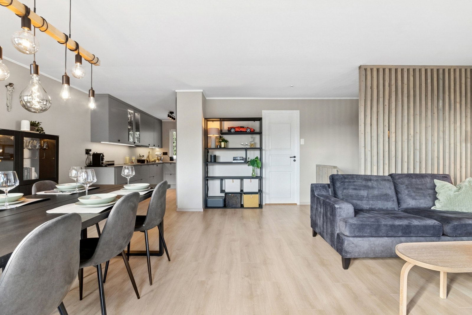 Hovedetasjen ble pusset opp i 2023 av fagfolk, og fremstår svært gjennomført. Galleribilde