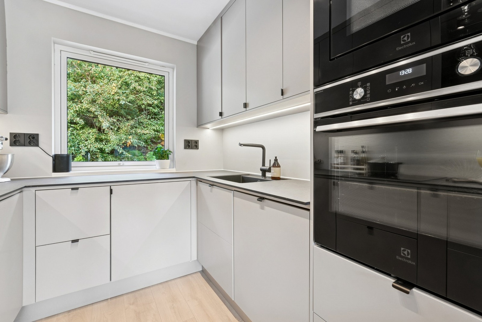 Stekeovn og mikrobølgeovn i praktisk arbeidshøyde Galleribilde