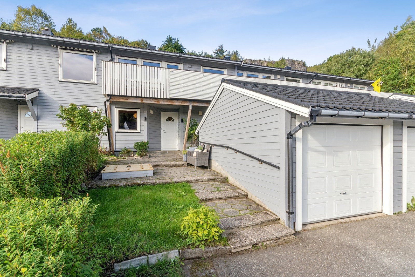 Parkering i egen garasje og oppstillingsplass i forkant av boligen Galleribilde