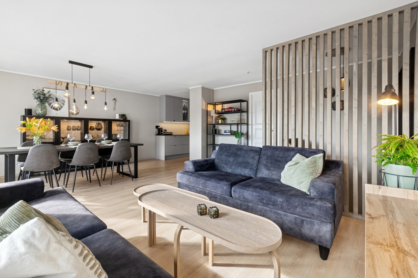 Stuen har god planløsning med naturlige soner for både sofagruppe og stor spisebordsgruppe. Galleribilde