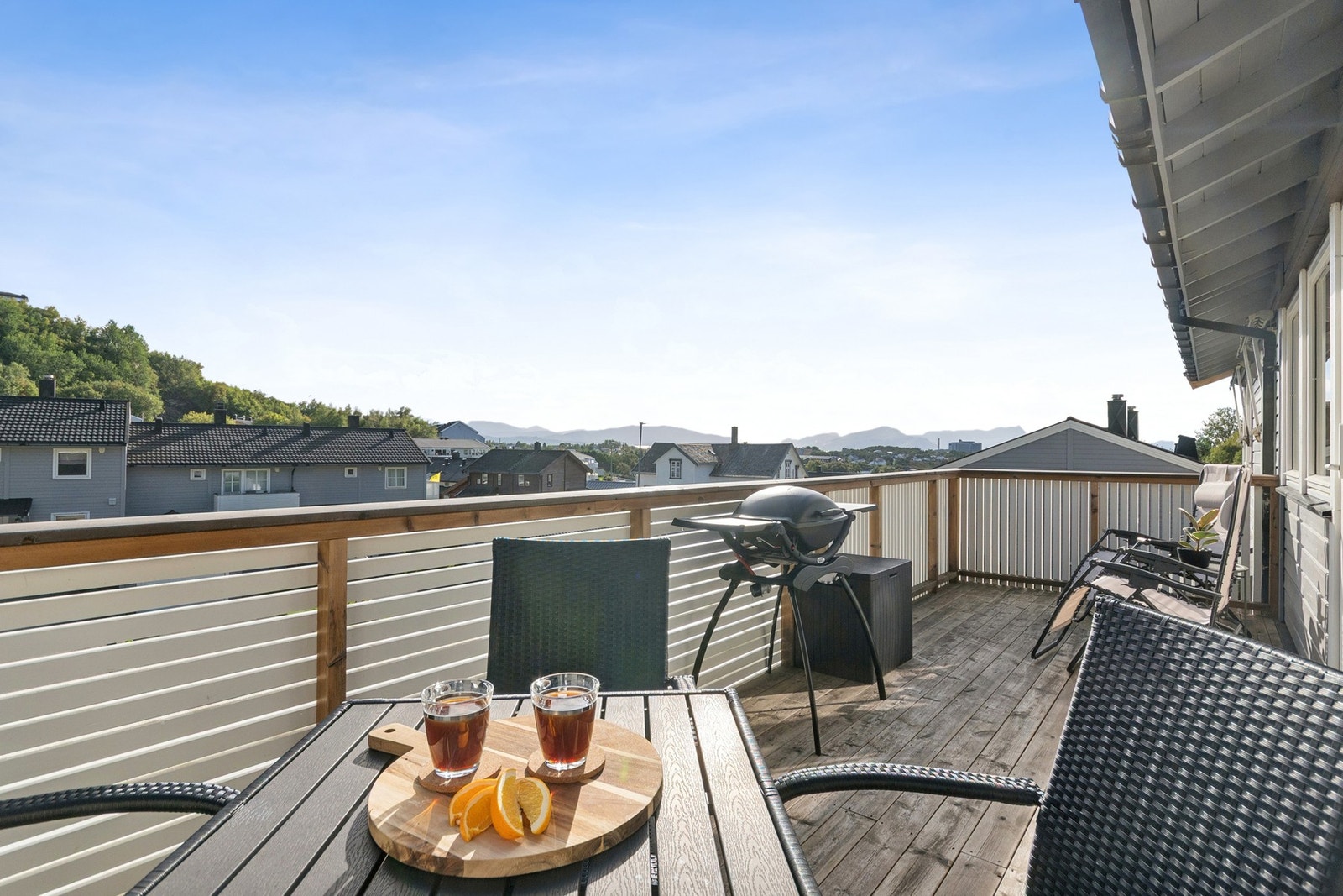 Fra stuen er det utgang til sørvendt balkong med flott utsikt inn mot byen - og herlig morgen og formiddagssol. Galleribilde