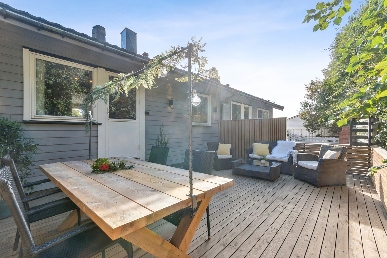 Herlig uteområde på baksiden av boligen - perfekt for sosiale lag i sommerhalvåret. Galleribilde