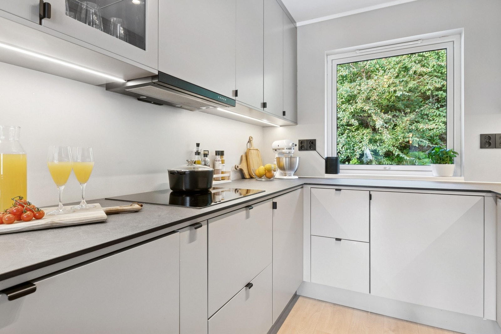 Lekker, stilren kjøkkeinnredning fra 2023 med svært god skap- og benkeplass. Galleribilde