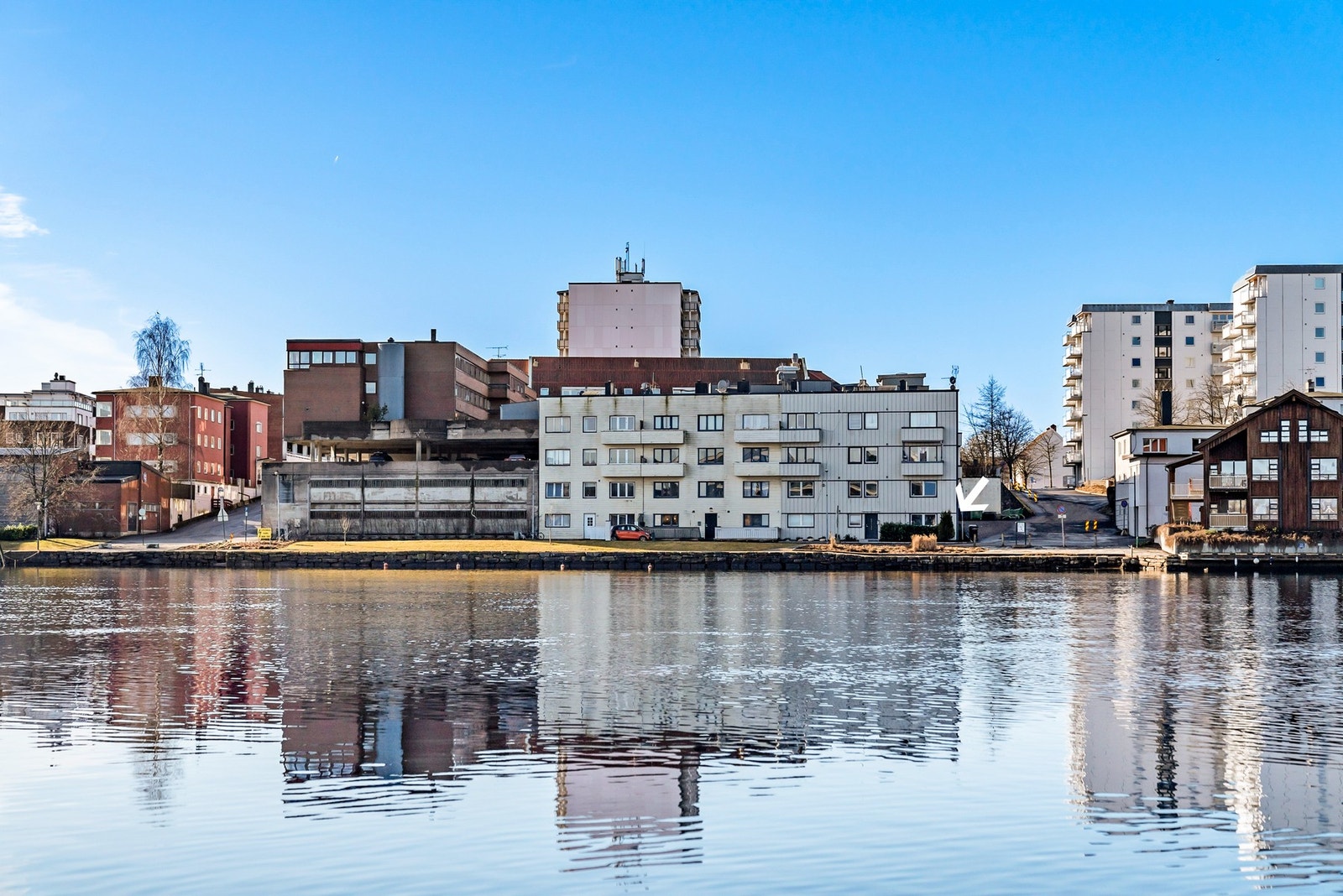 - Flott beliggende med gangavstand til alle byens fasiliteter og ellers alt man trenger i hverdagen - Galleribilde