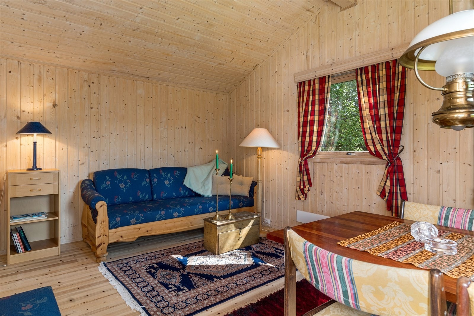 Koselig stue med raustet tak som gir en luftig følelse. Galleribilde