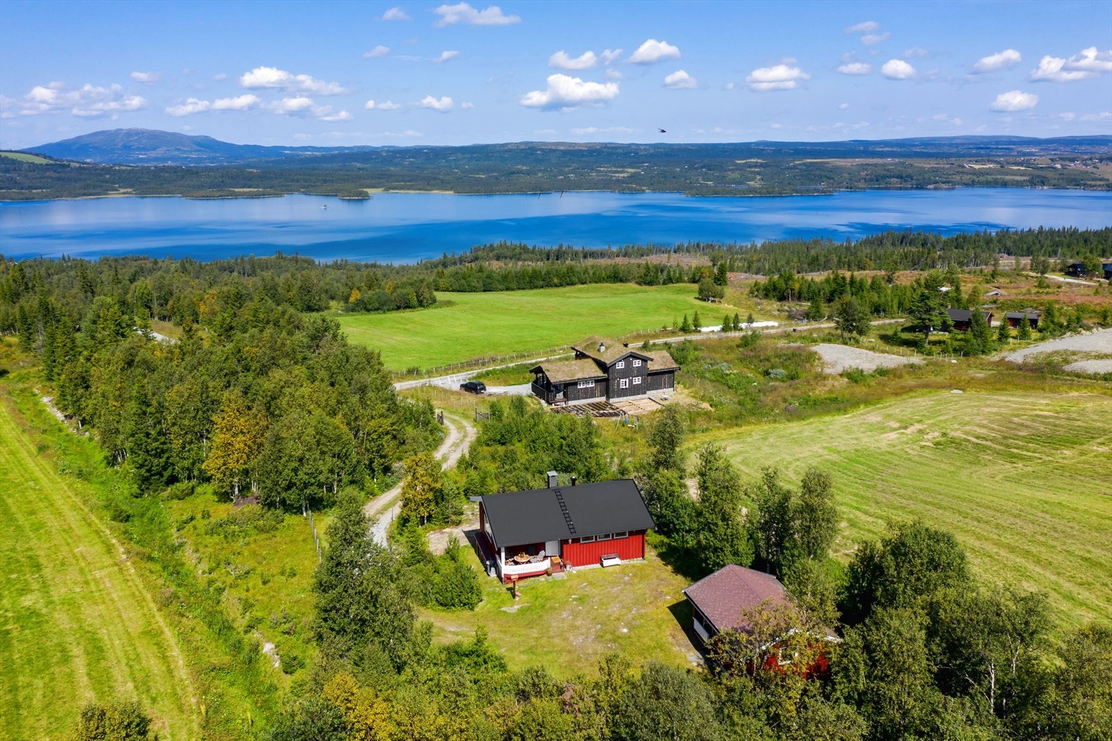 Sjarmerende hyttetun med anneks og stabbur. Fantastisk og vid utsikt over innsjø og vakker natur. Bide tatt sommeren 2024 Galleribilde