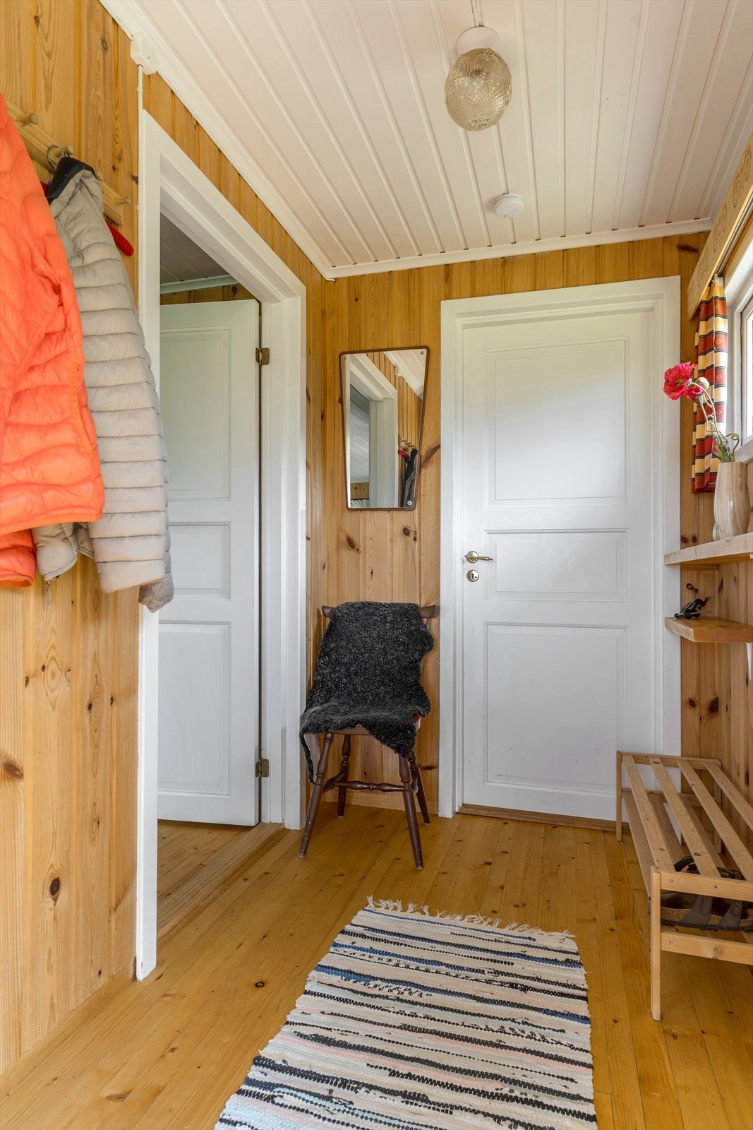 Velkommen inn! Lys og innbydende entré. Praktisk plass til yttertøy og sko. Tilgang til bod rett frem. Galleribilde