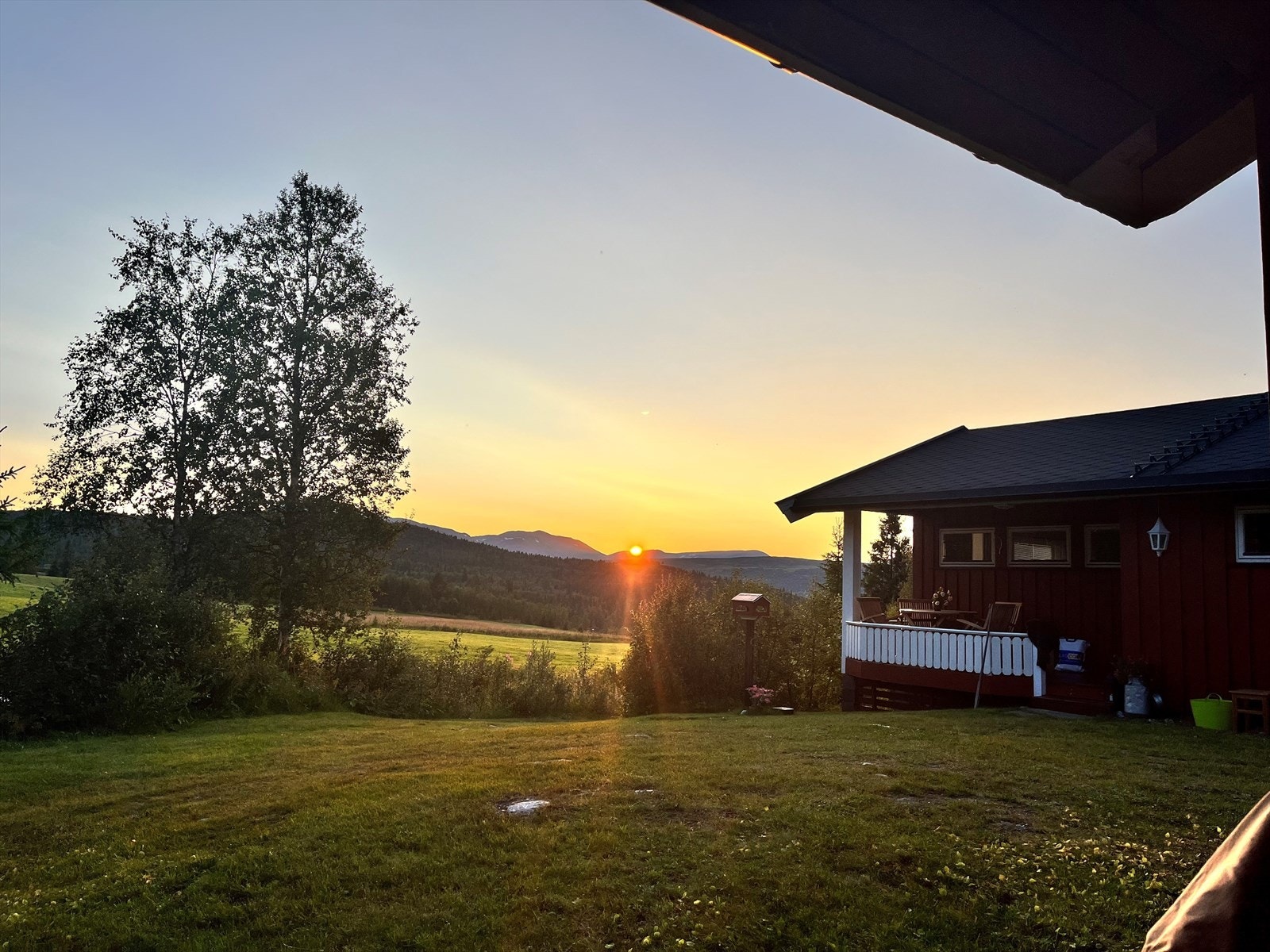 Selgers eget bilde: Solnedgang ved hytta. Galleribilde