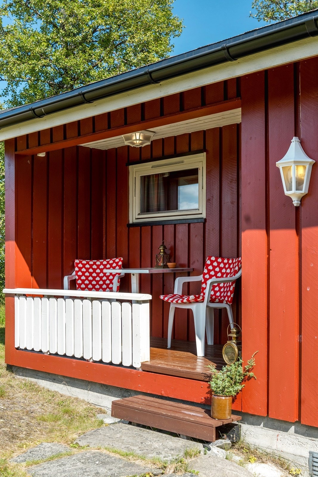 Annekset er innredet som et lite gjestehus. På den hyggelige sitteplassen er det kveldssol til den går ned over Hemsedalsfjellene. Galleribilde