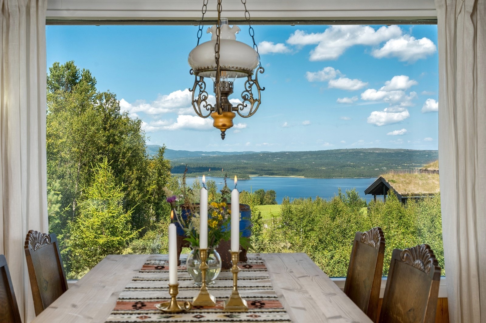 Velkommen til Haravegen 38 - Golsfjellet Vest. Sjarmerende hyttetun med anneks og stabbur. Fantastisk og vid utsikt over innsjø og vakker natur. Utsøkt panoramautsikt over Tisleia og over til Valdres- sida. Galleribilde