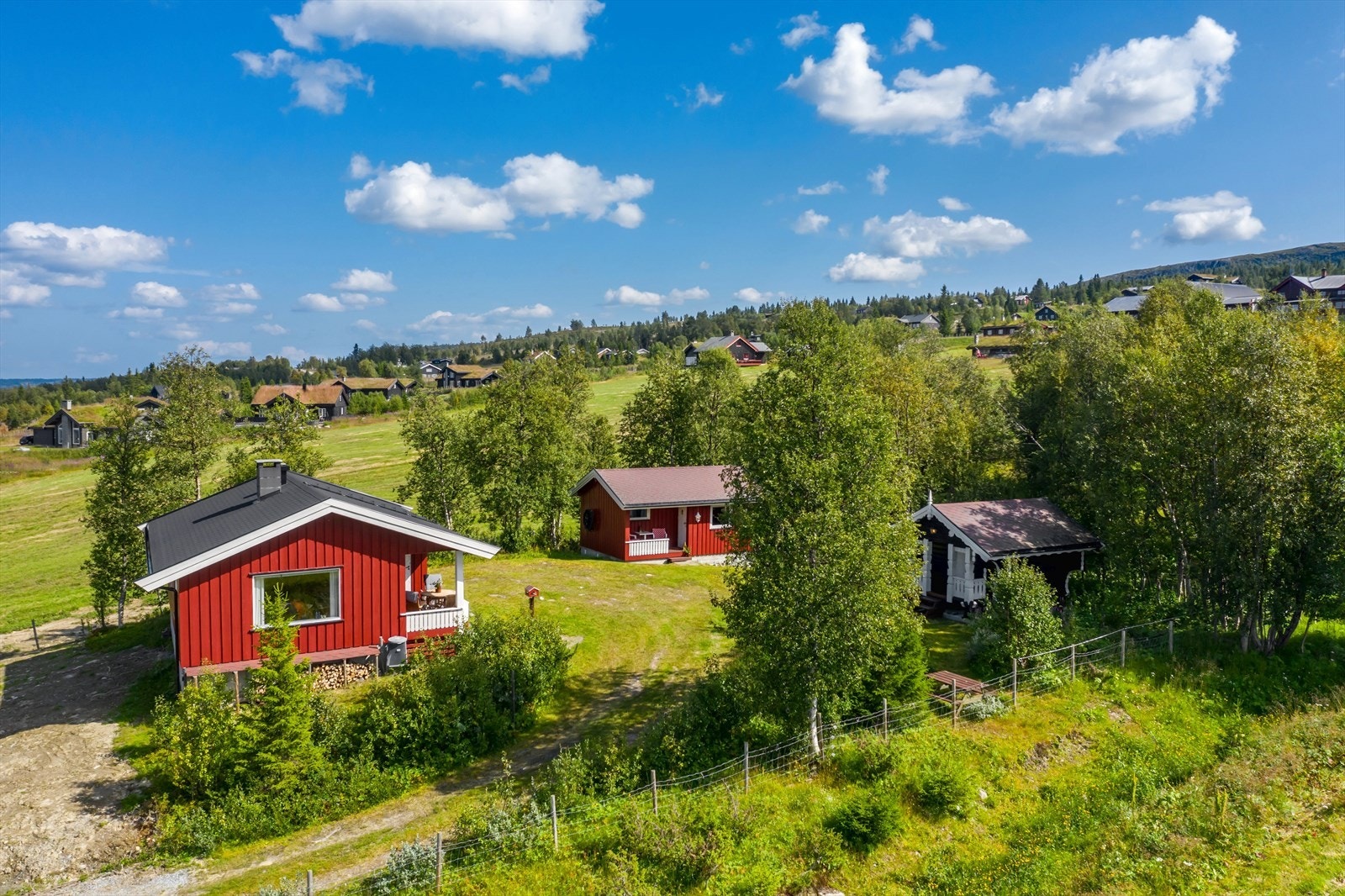 Koselig og skjermet eiendom med naturskjønn beliggenhet. Et fredelig og idyllisk område, omgitt av åkre og hyttebebyggelse. Galleribilde